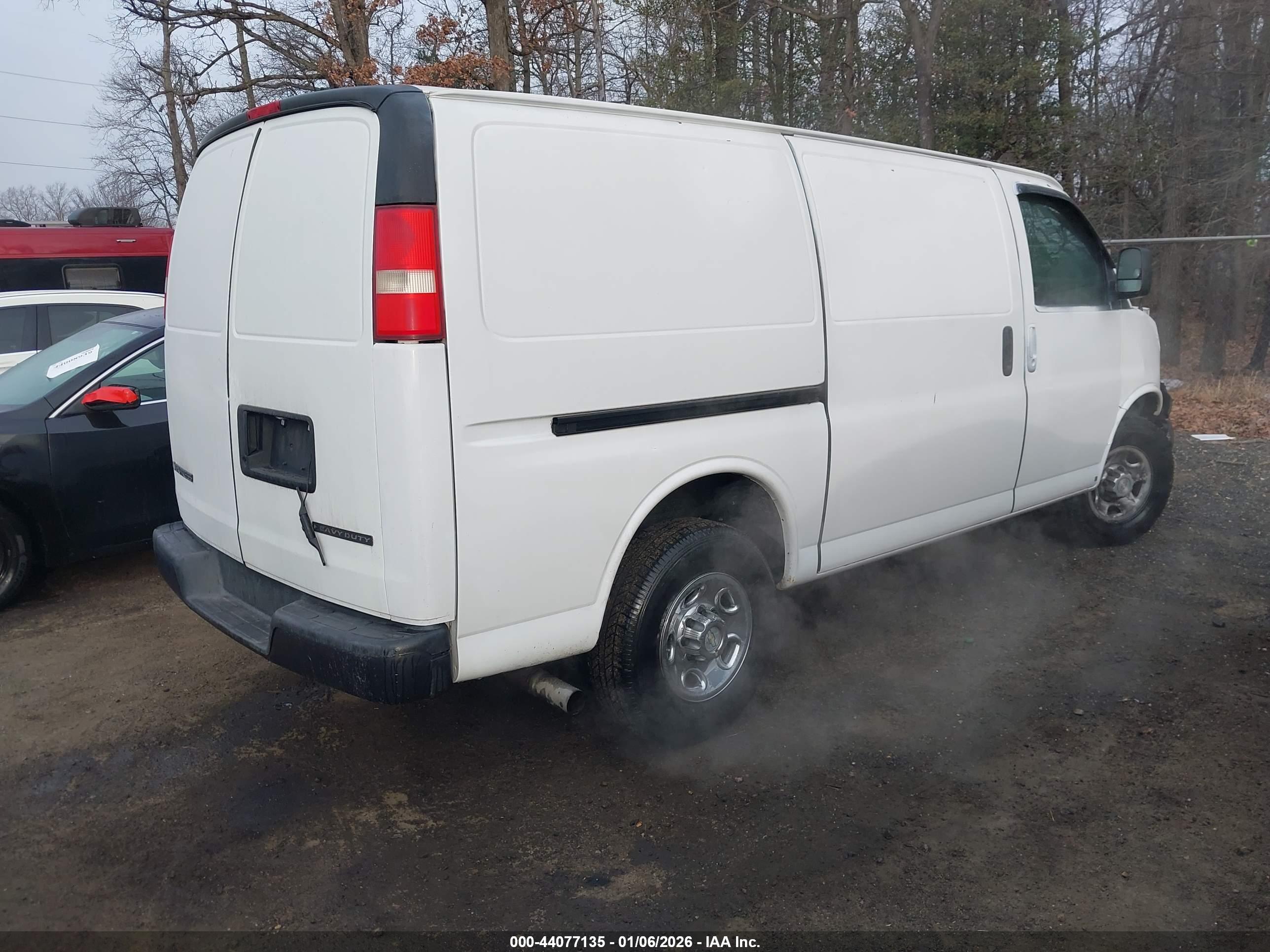 CHEVROLET EXPRESS image 4