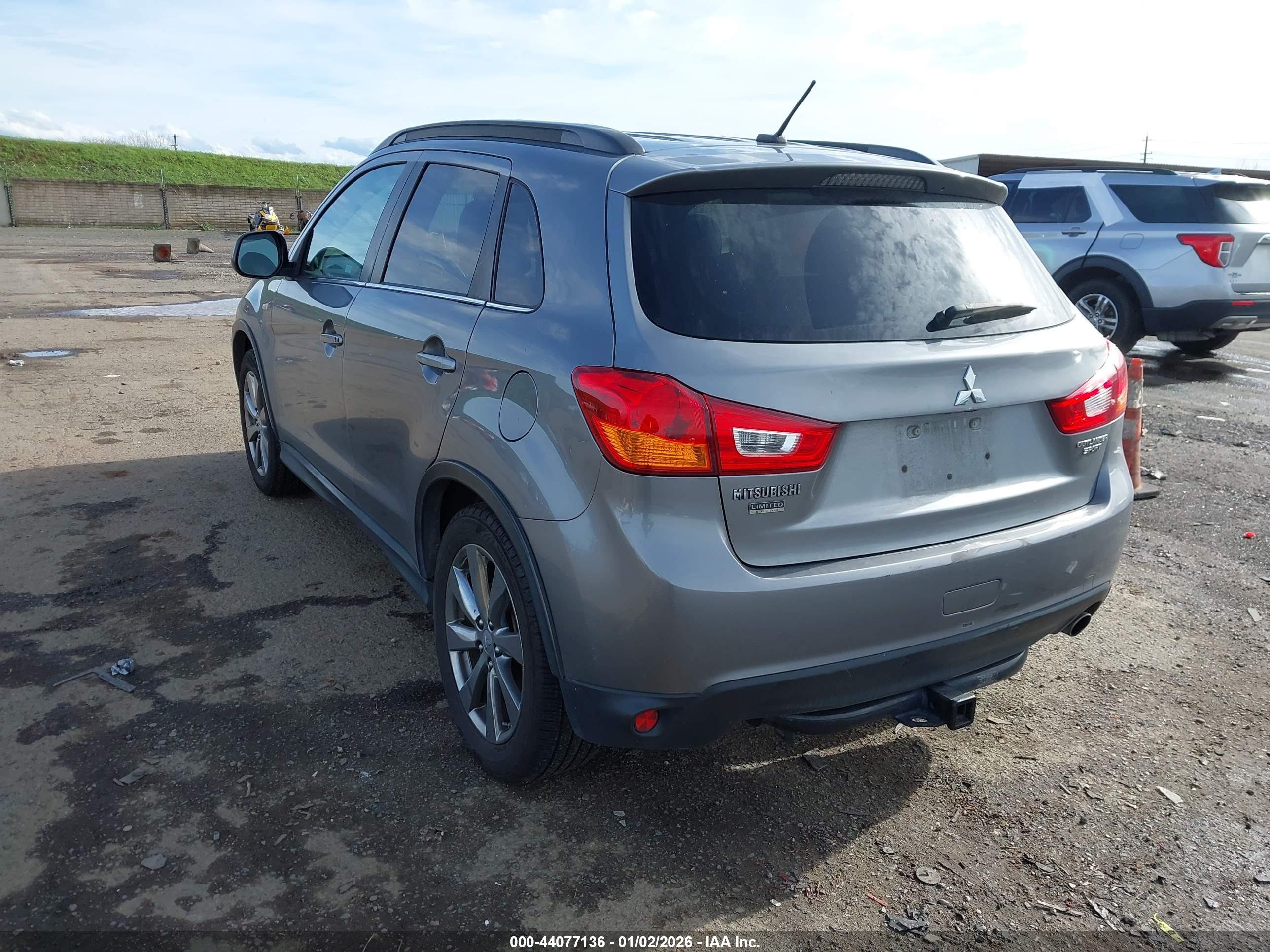 MITSUBISHI OUTLANDER image 3