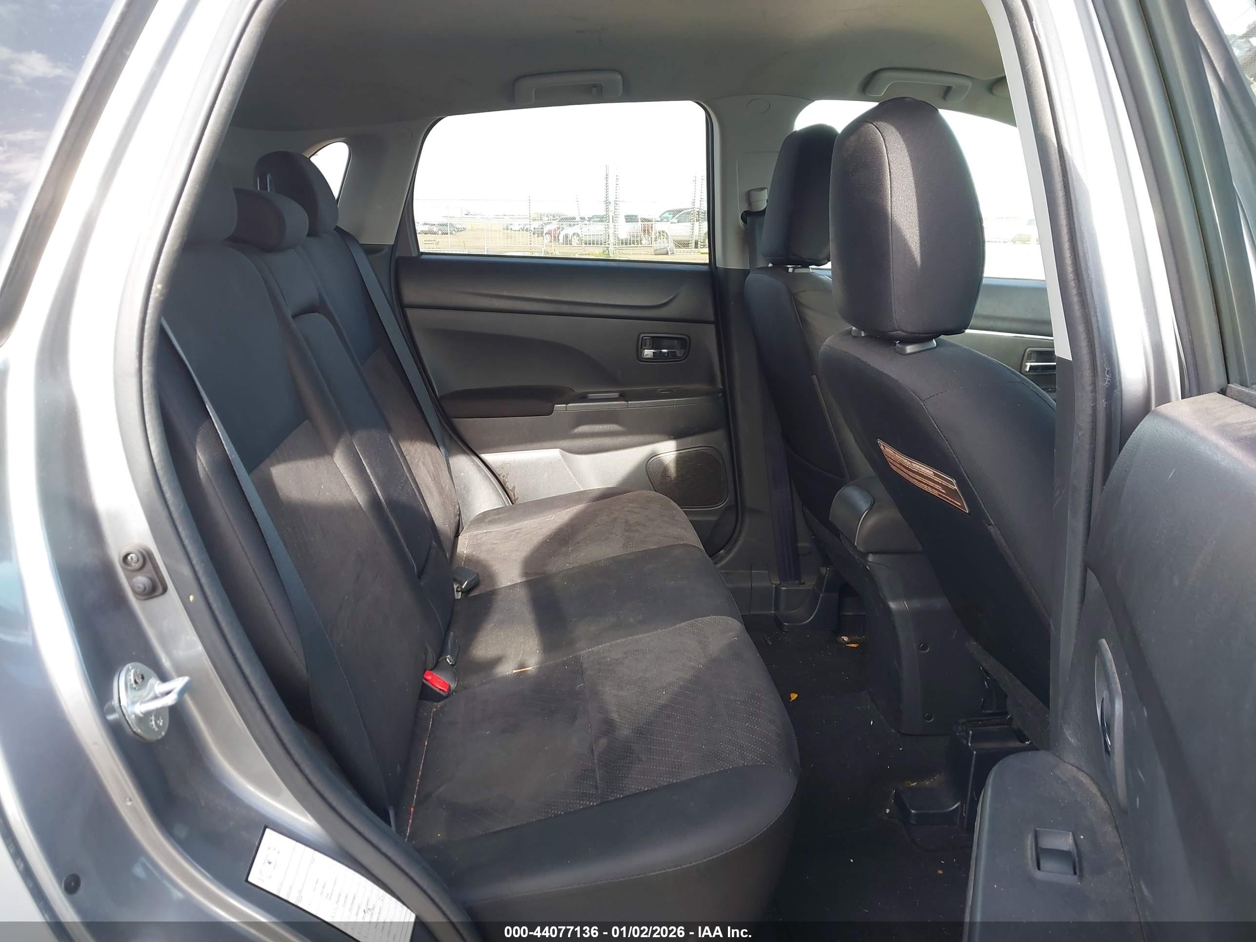 MITSUBISHI OUTLANDER image 8
