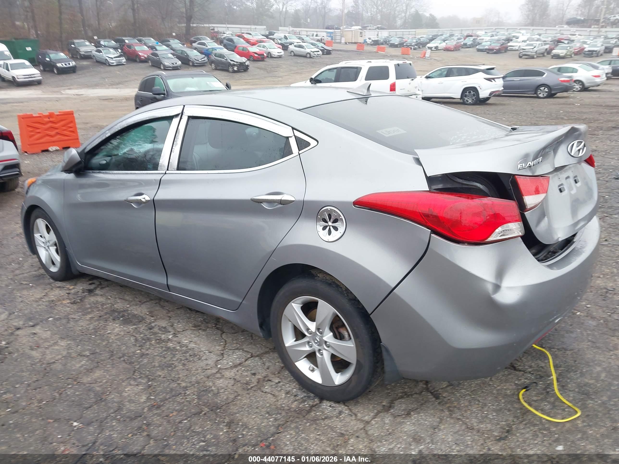 HYUNDAI ELANTRA image 3