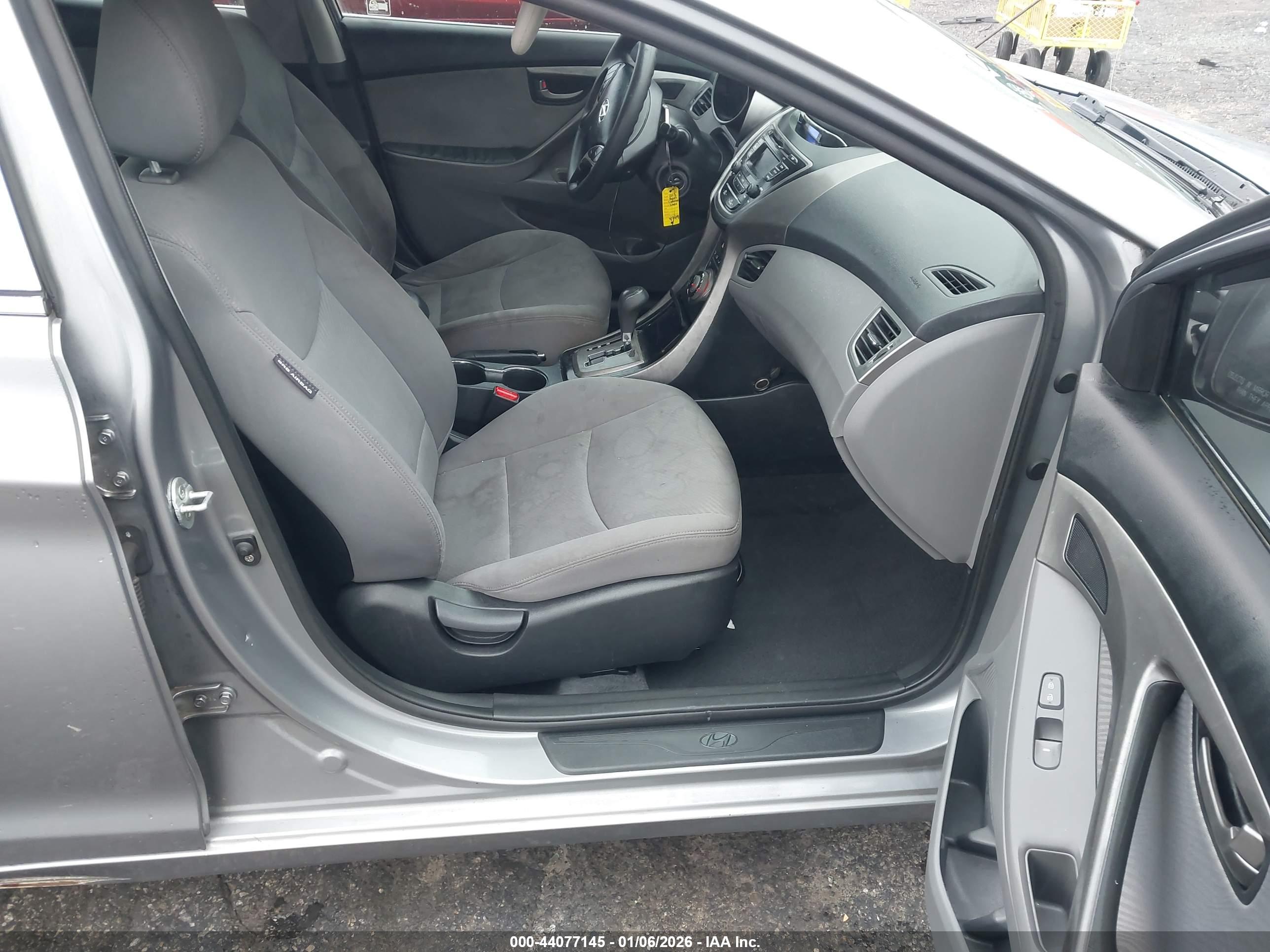 HYUNDAI ELANTRA image 5