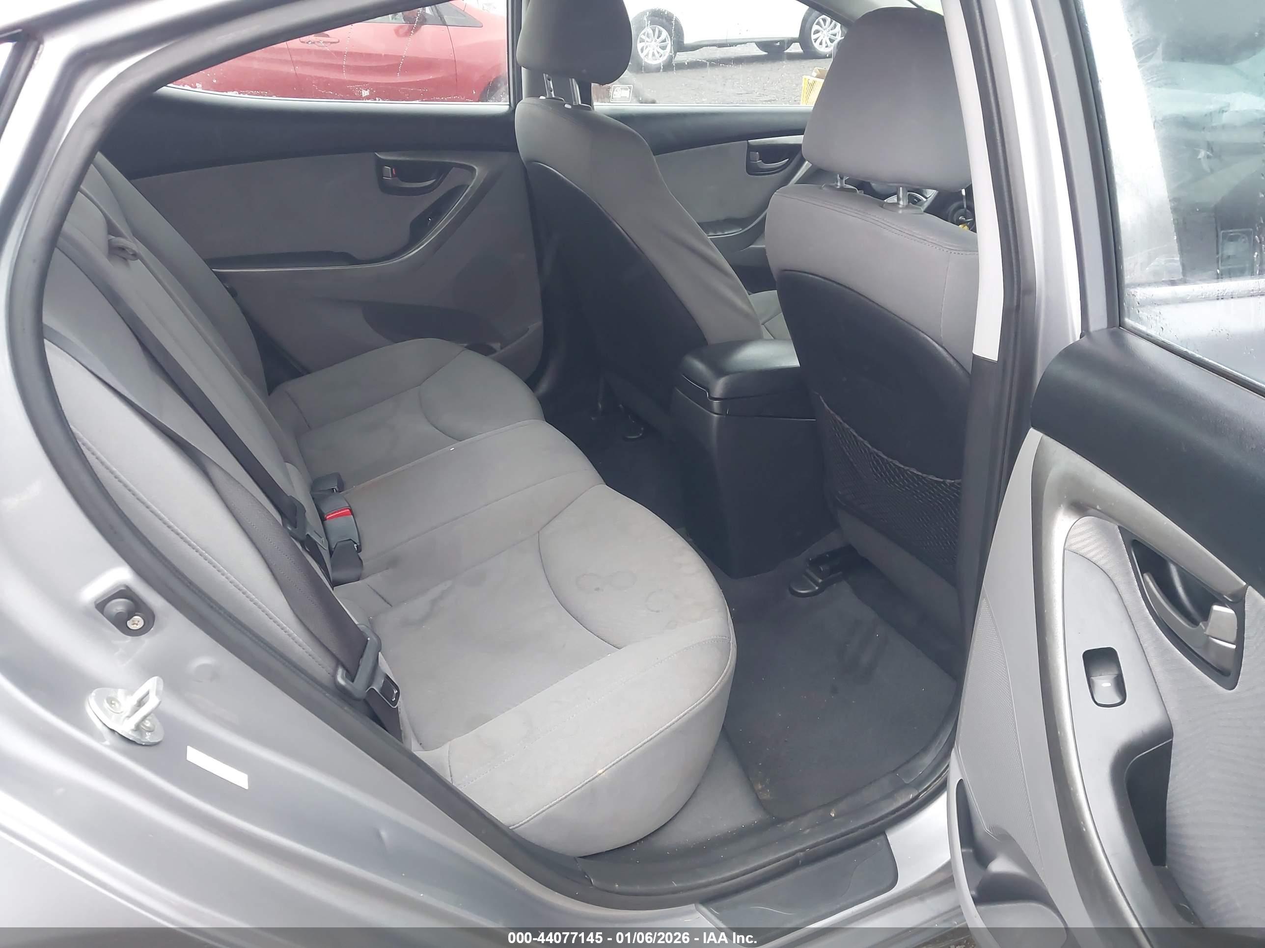 HYUNDAI ELANTRA image 8