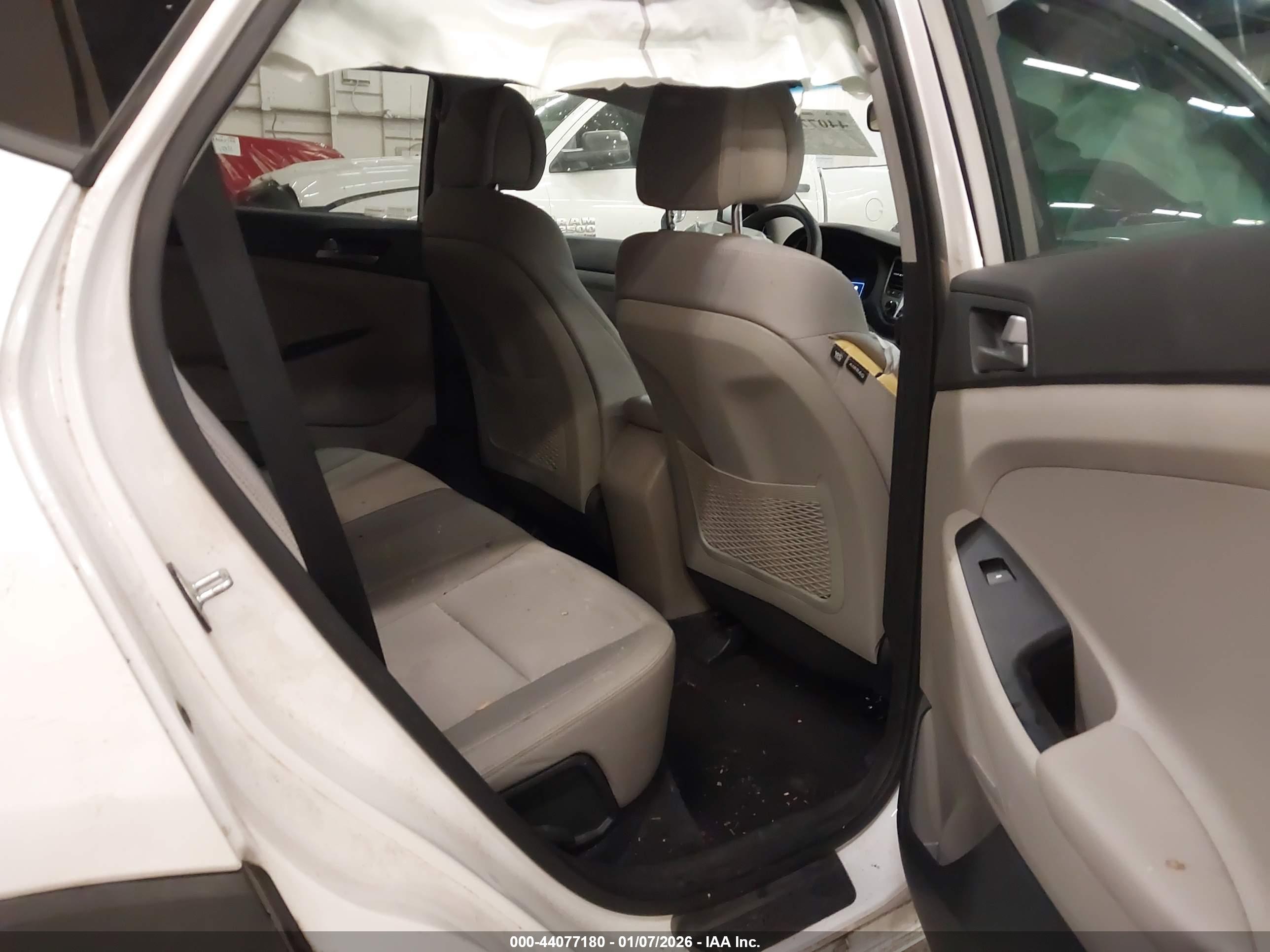 HYUNDAI TUCSON image 8