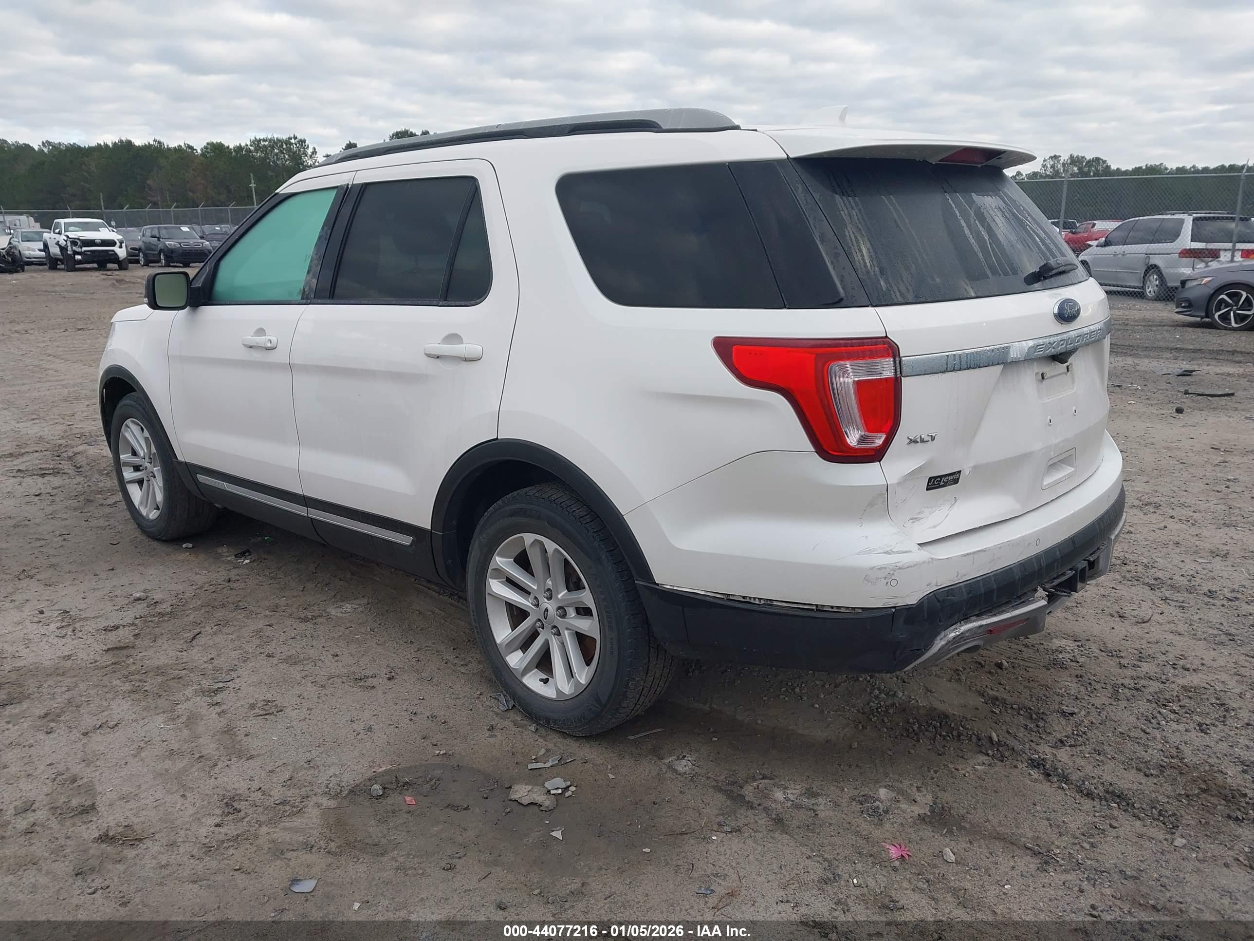 FORD EXPLORER image 3