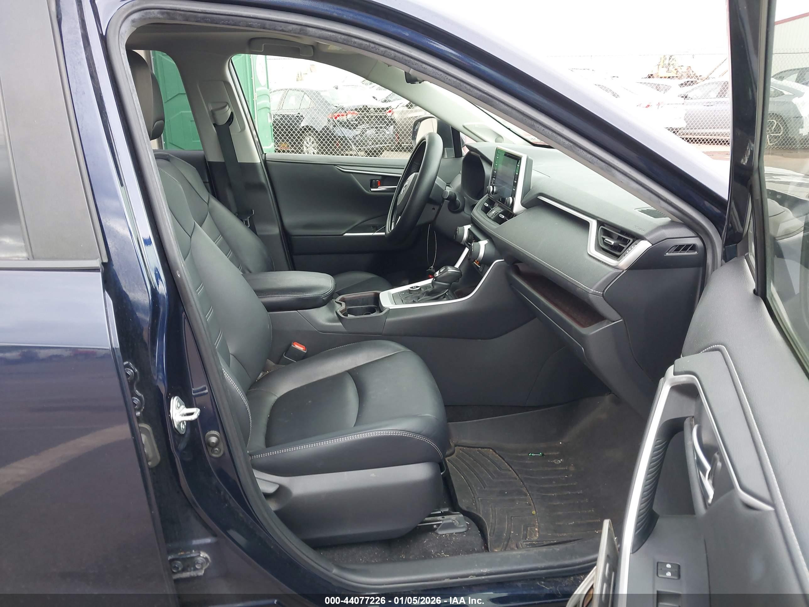 TOYOTA RAV4 image 5