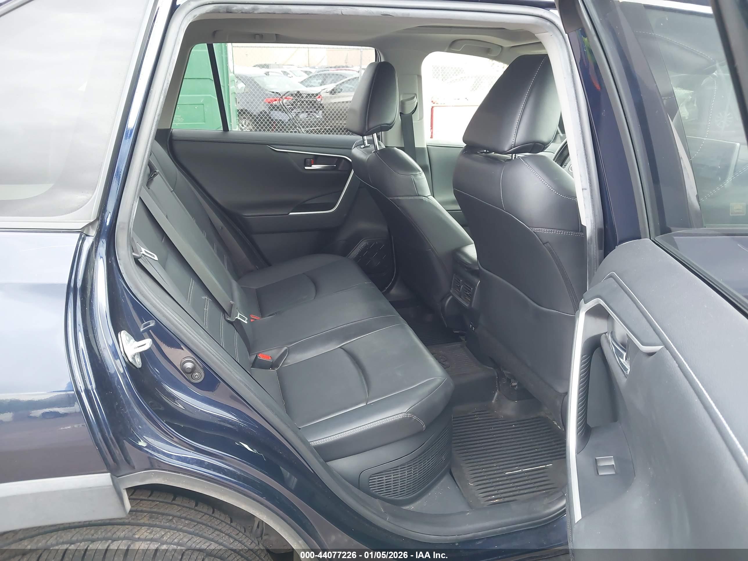 TOYOTA RAV4 image 8