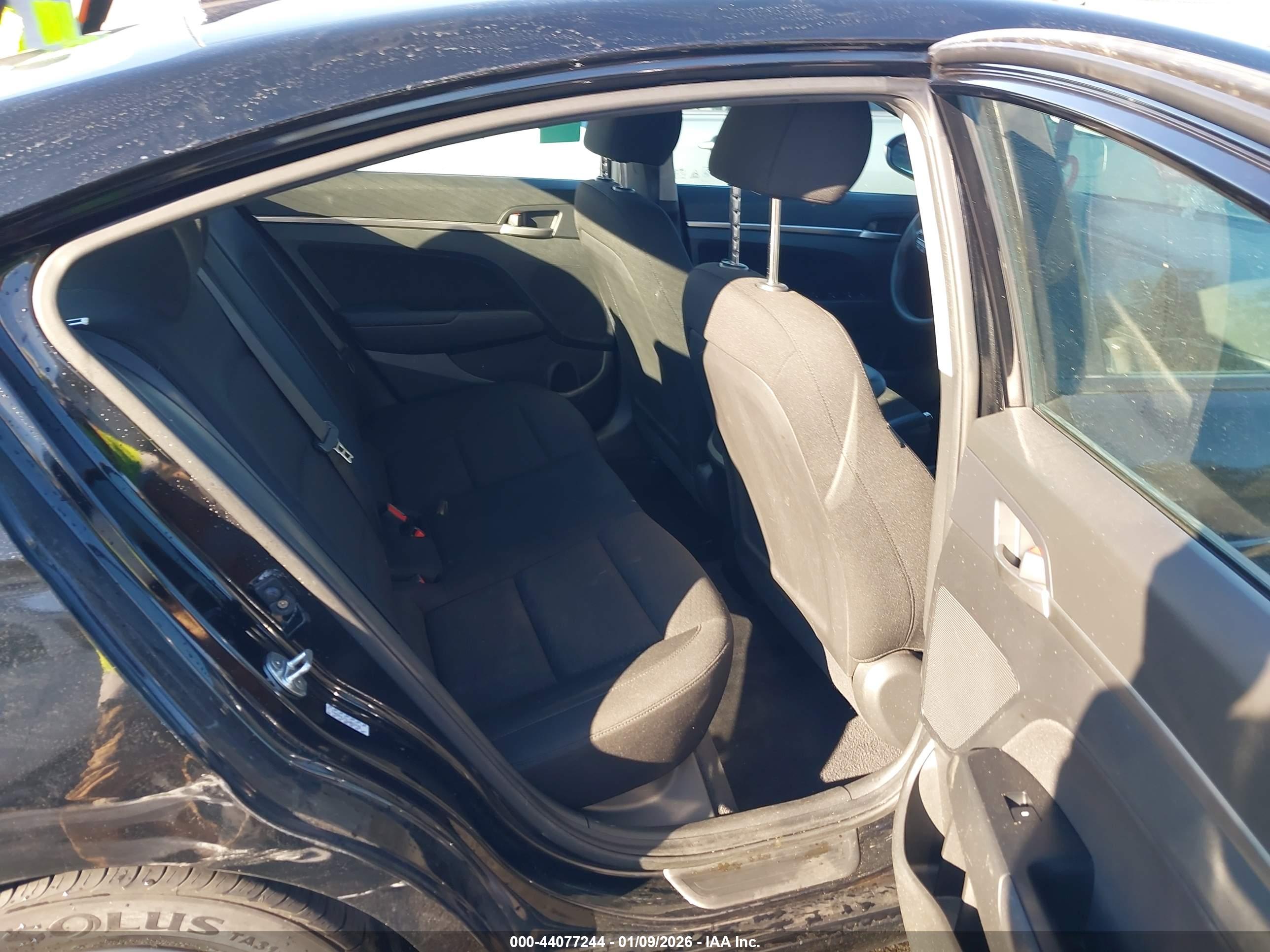 HYUNDAI ELANTRA image 8