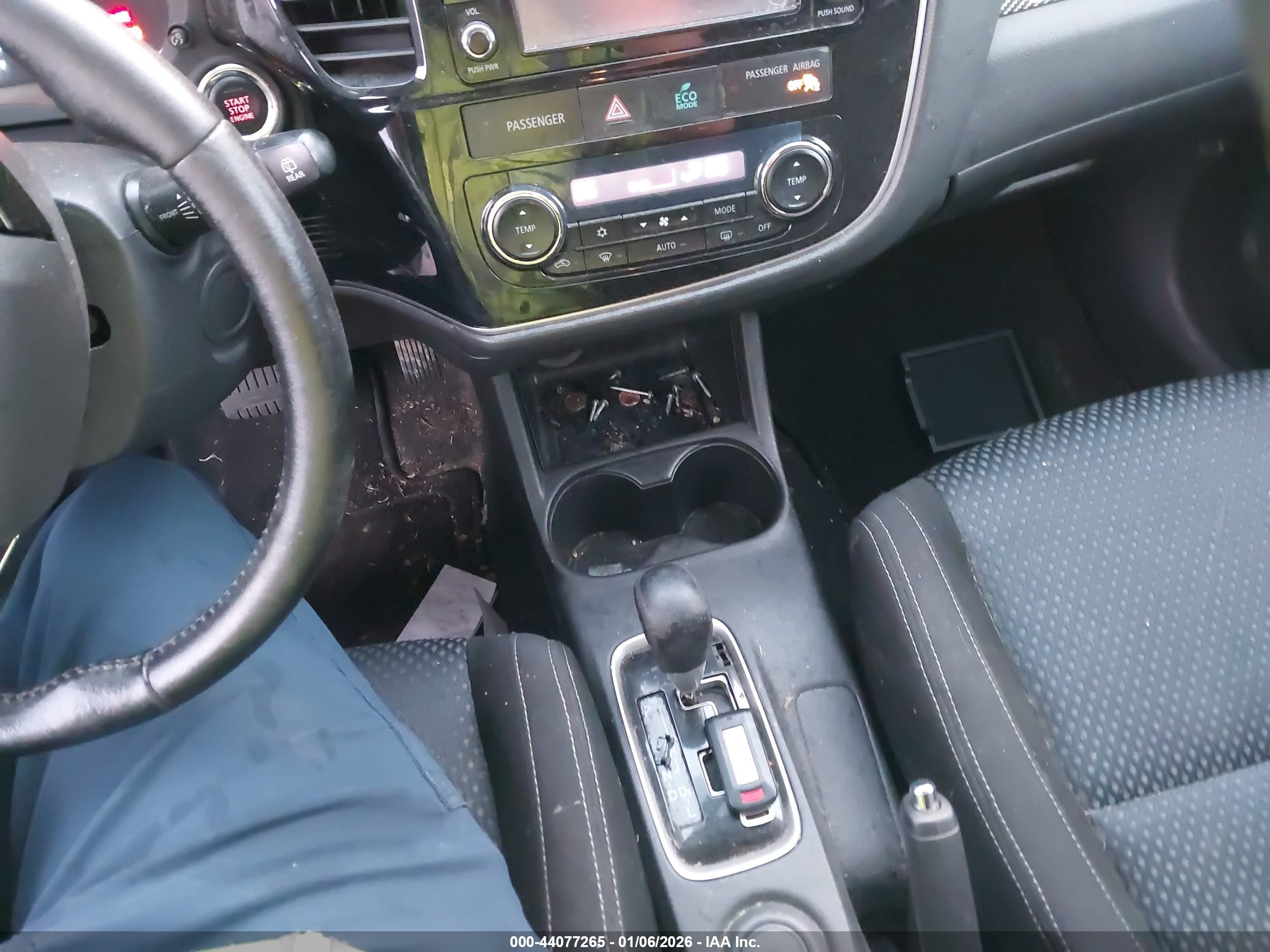 MITSUBISHI OUTLANDER image 11