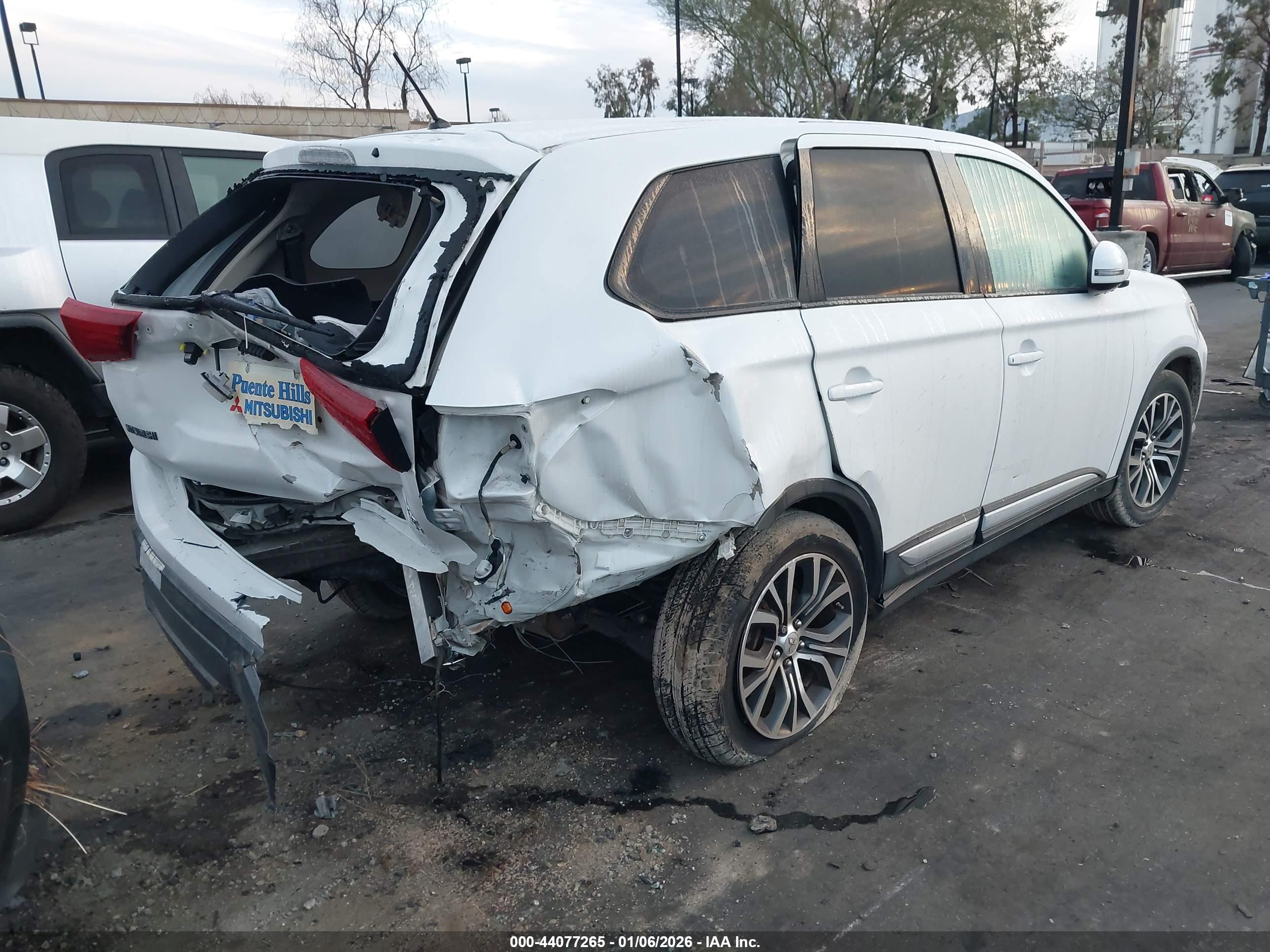 MITSUBISHI OUTLANDER image 4