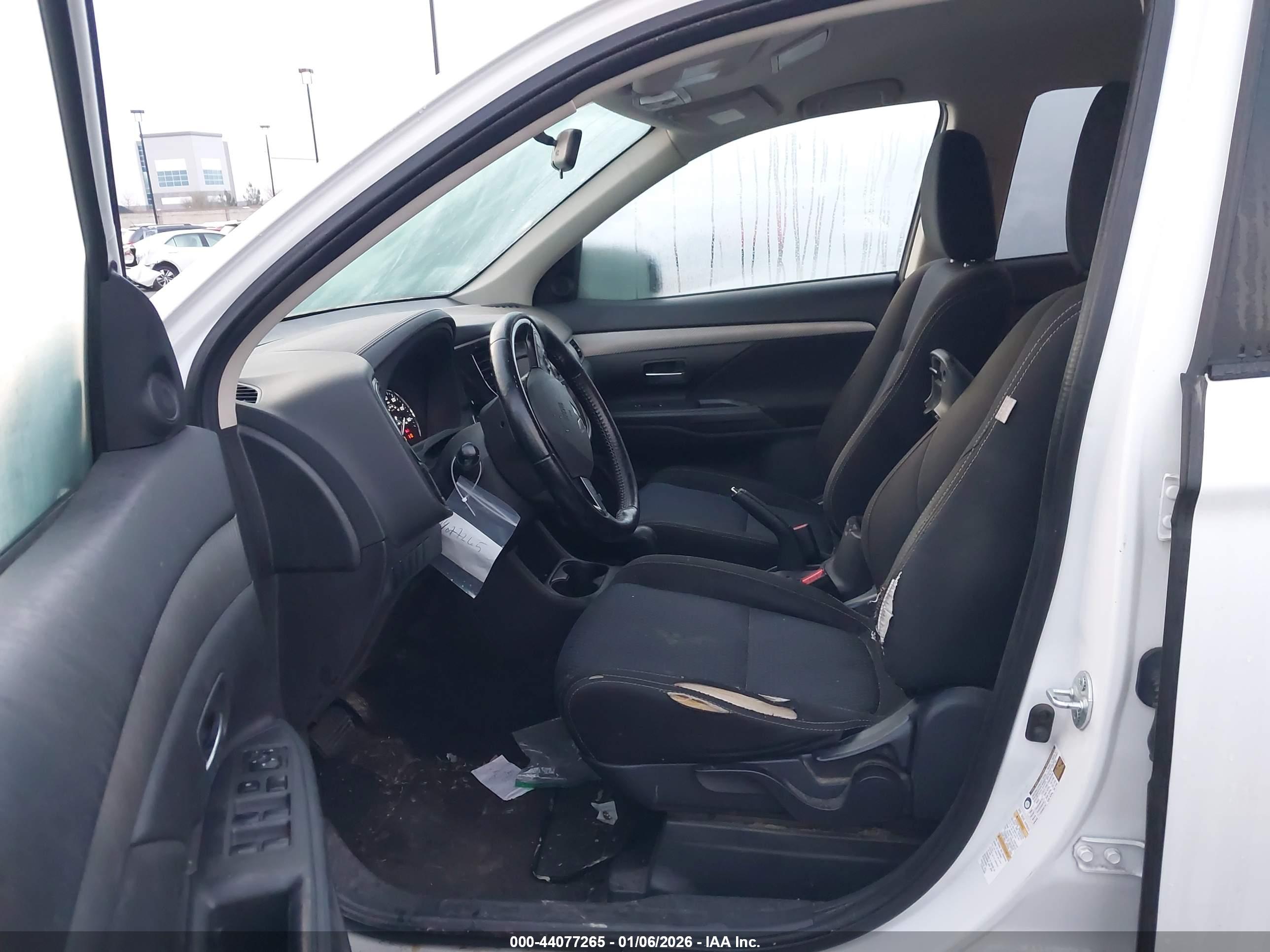 MITSUBISHI OUTLANDER image 5