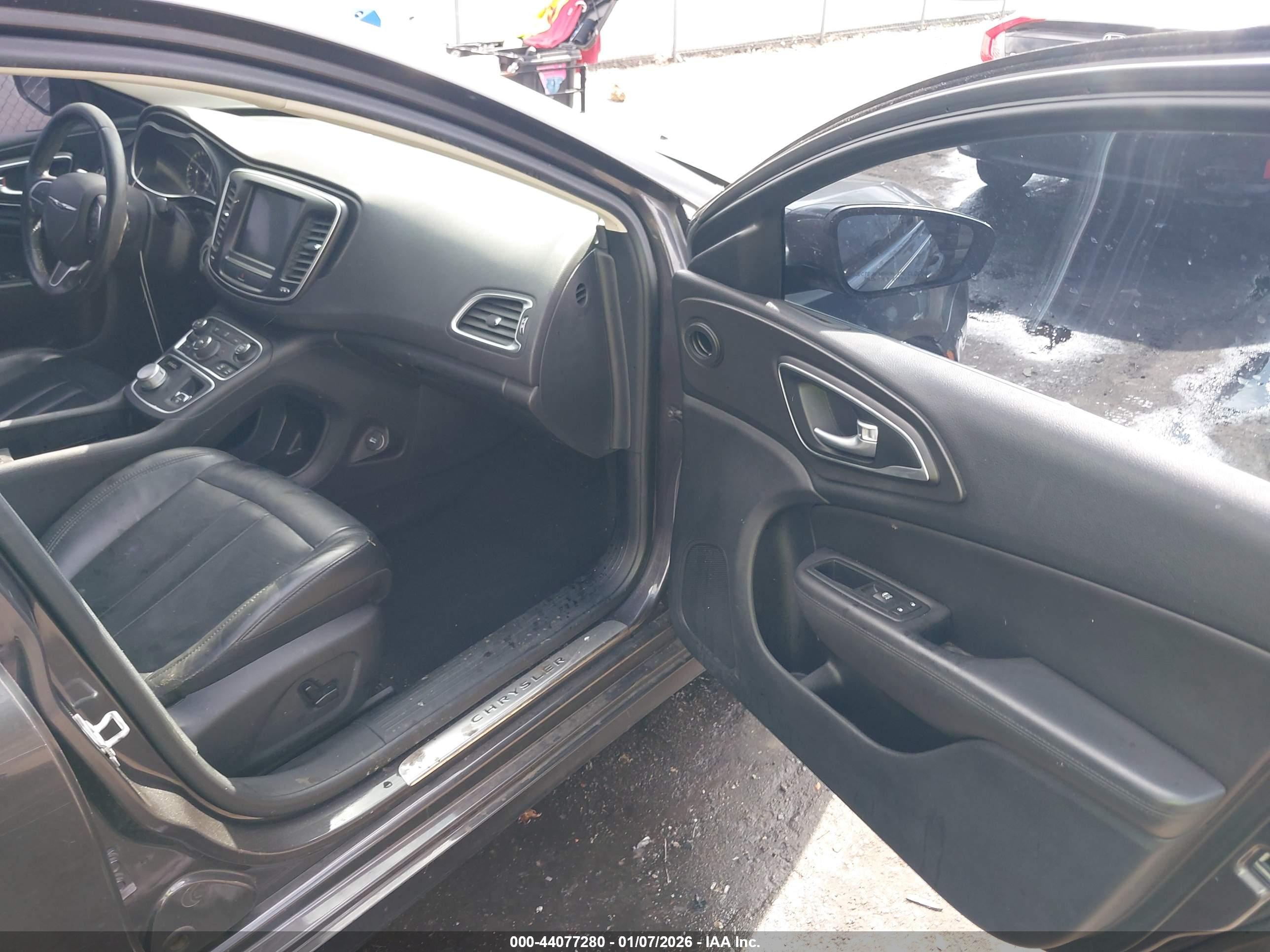 CHRYSLER 200 image 5