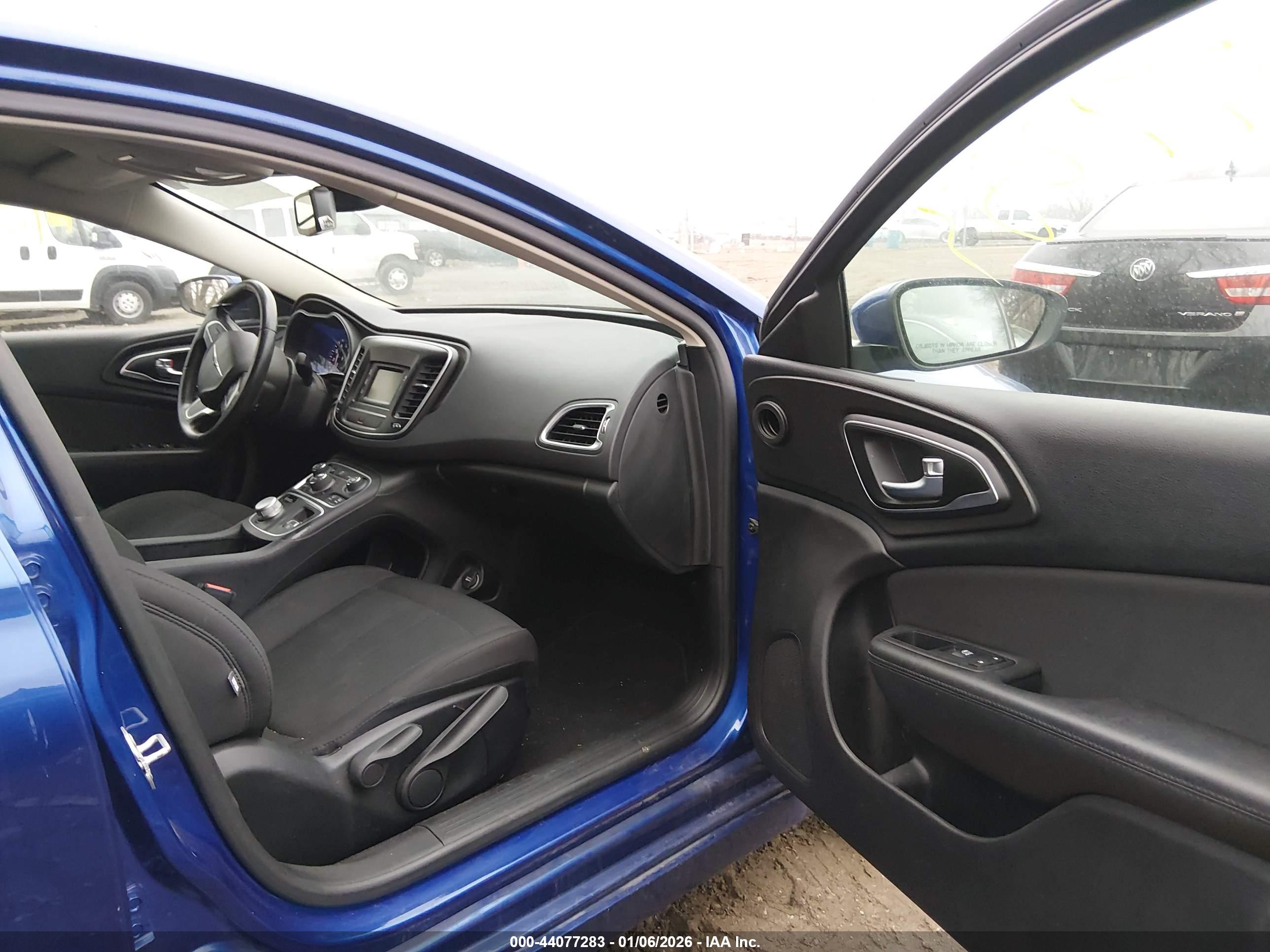 CHRYSLER 200 image 5