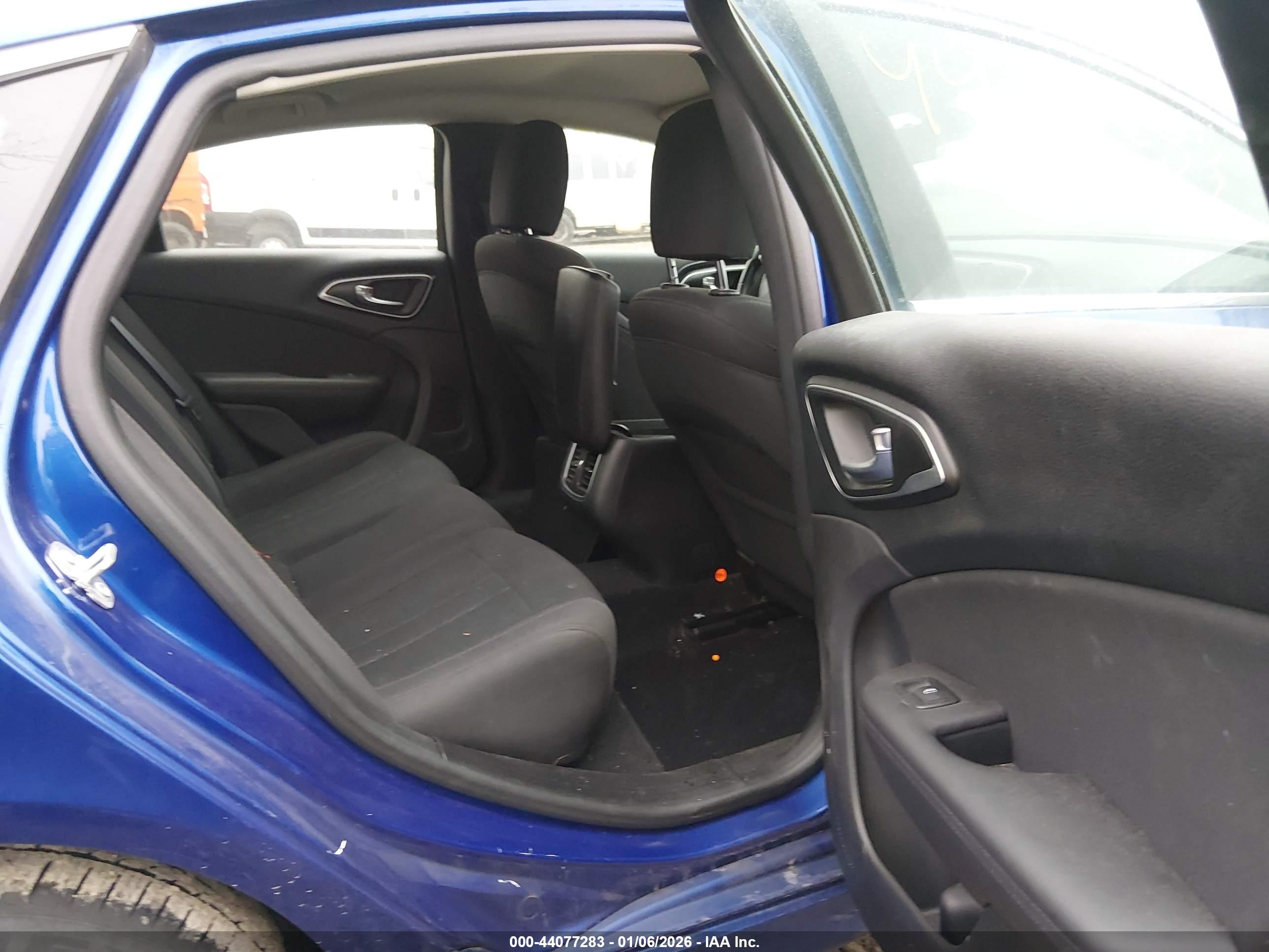 CHRYSLER 200 image 8