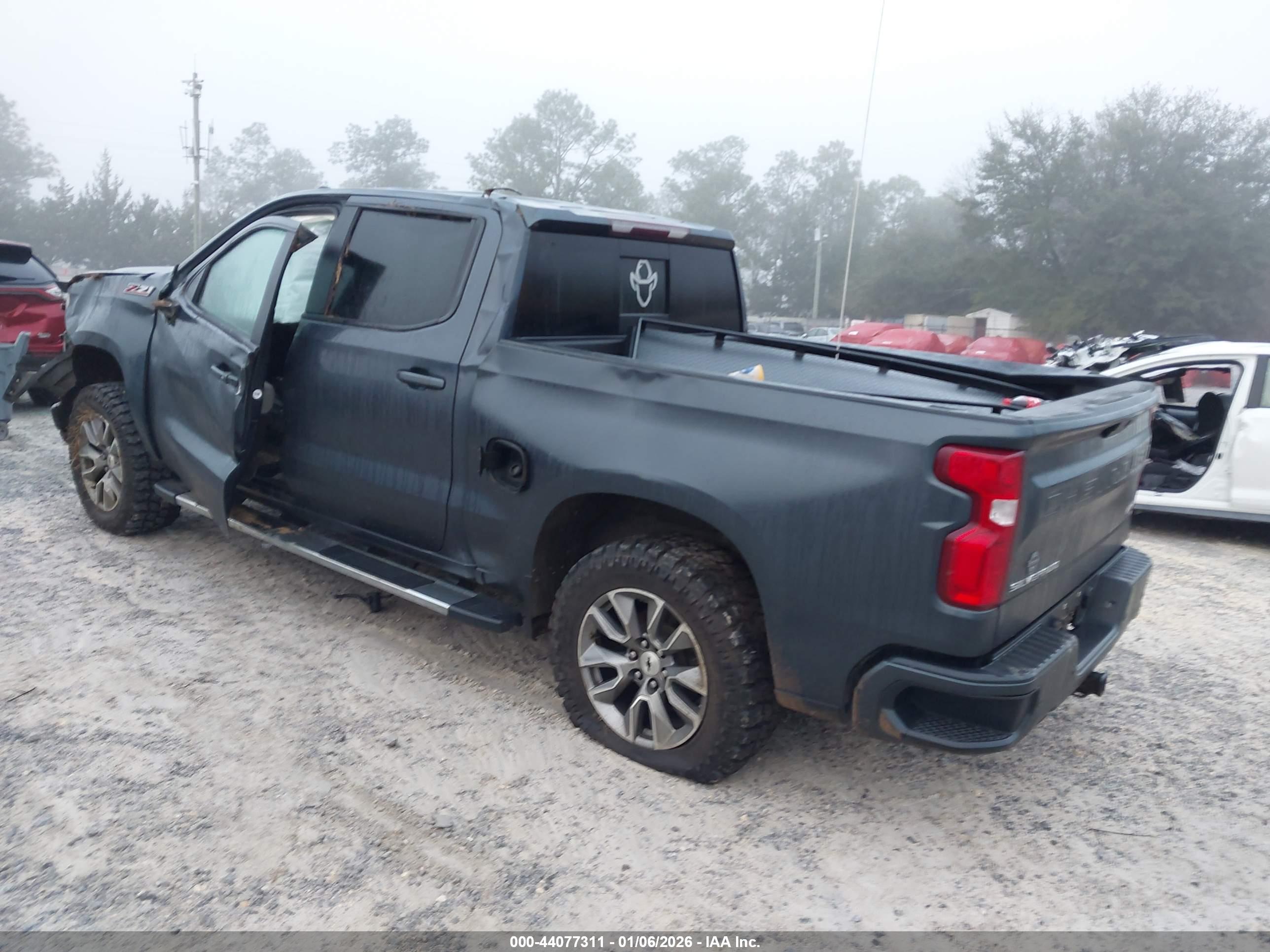 CHEVROLET SILVERADO image 3