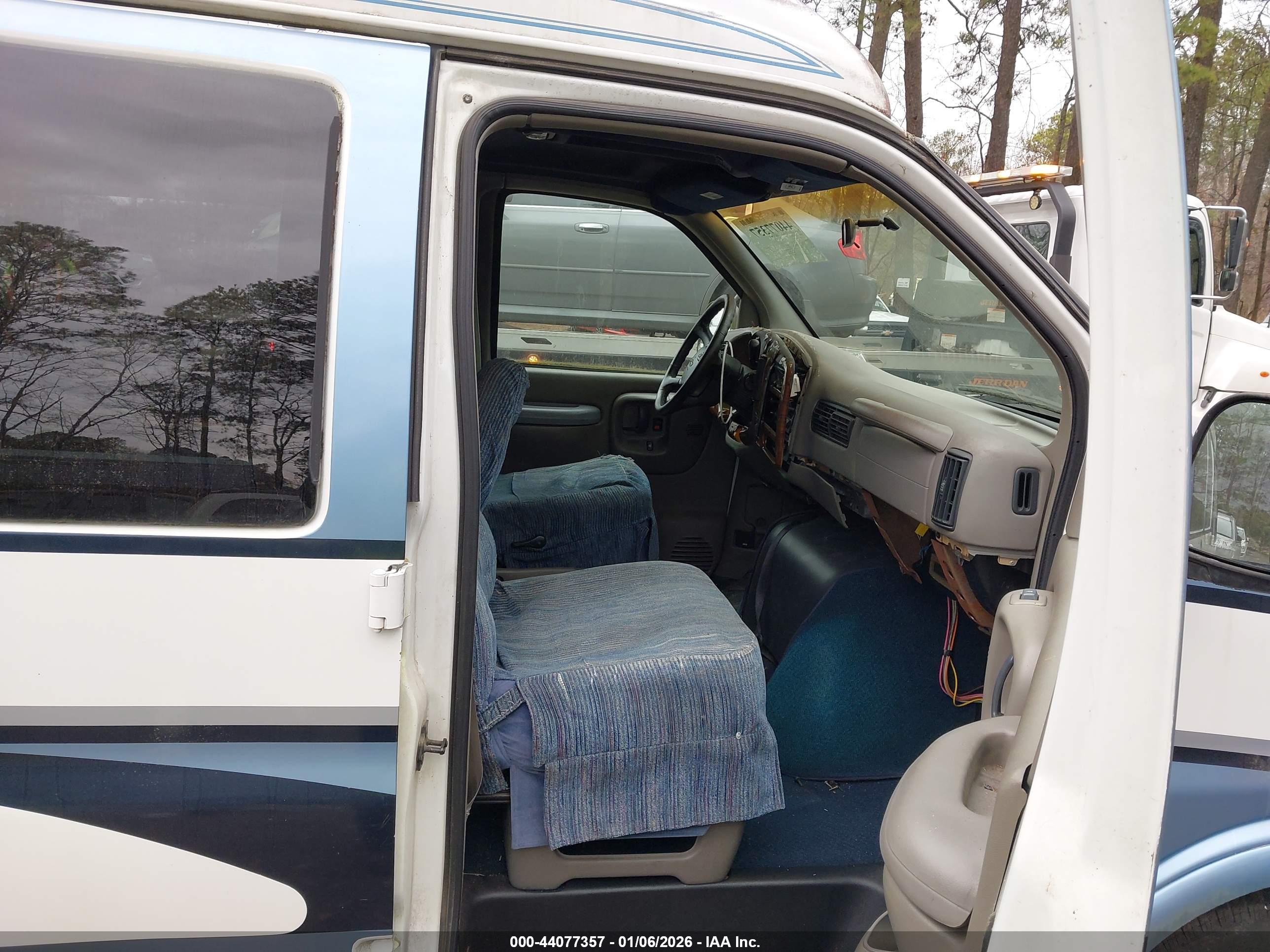 CHEVROLET EXPRESS image 5