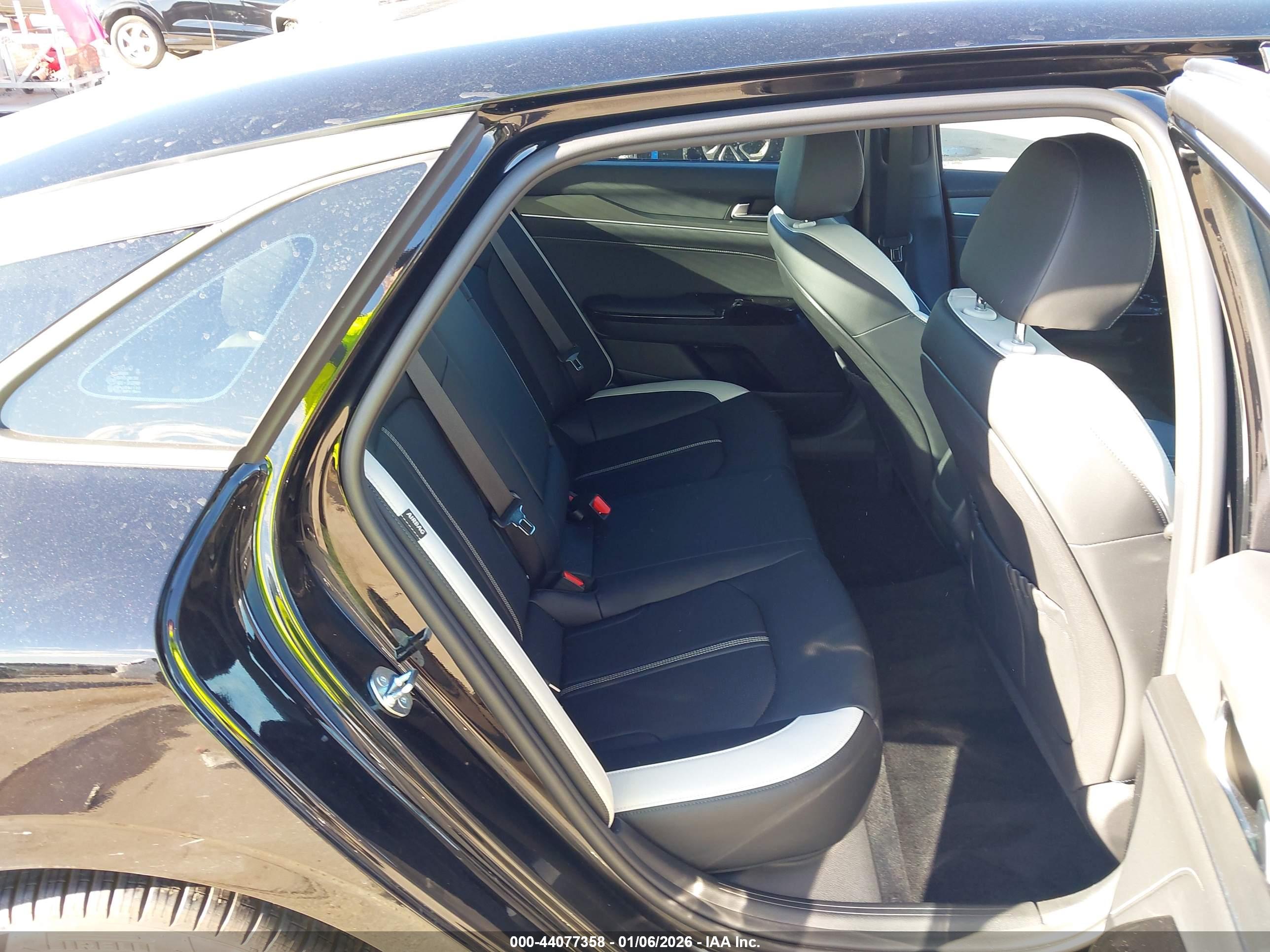 KIA K5 image 8
