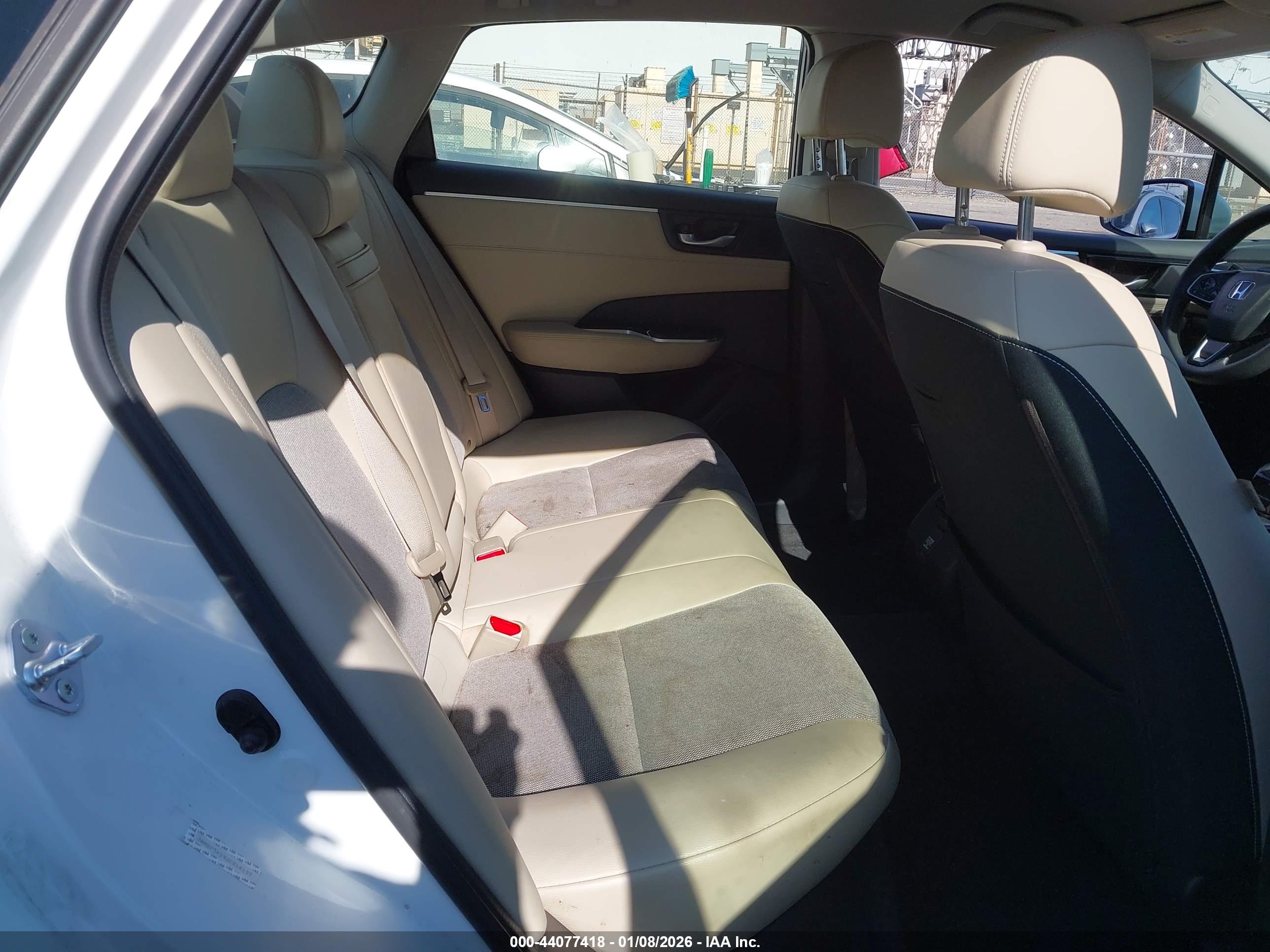 HONDA CLARITY image 8