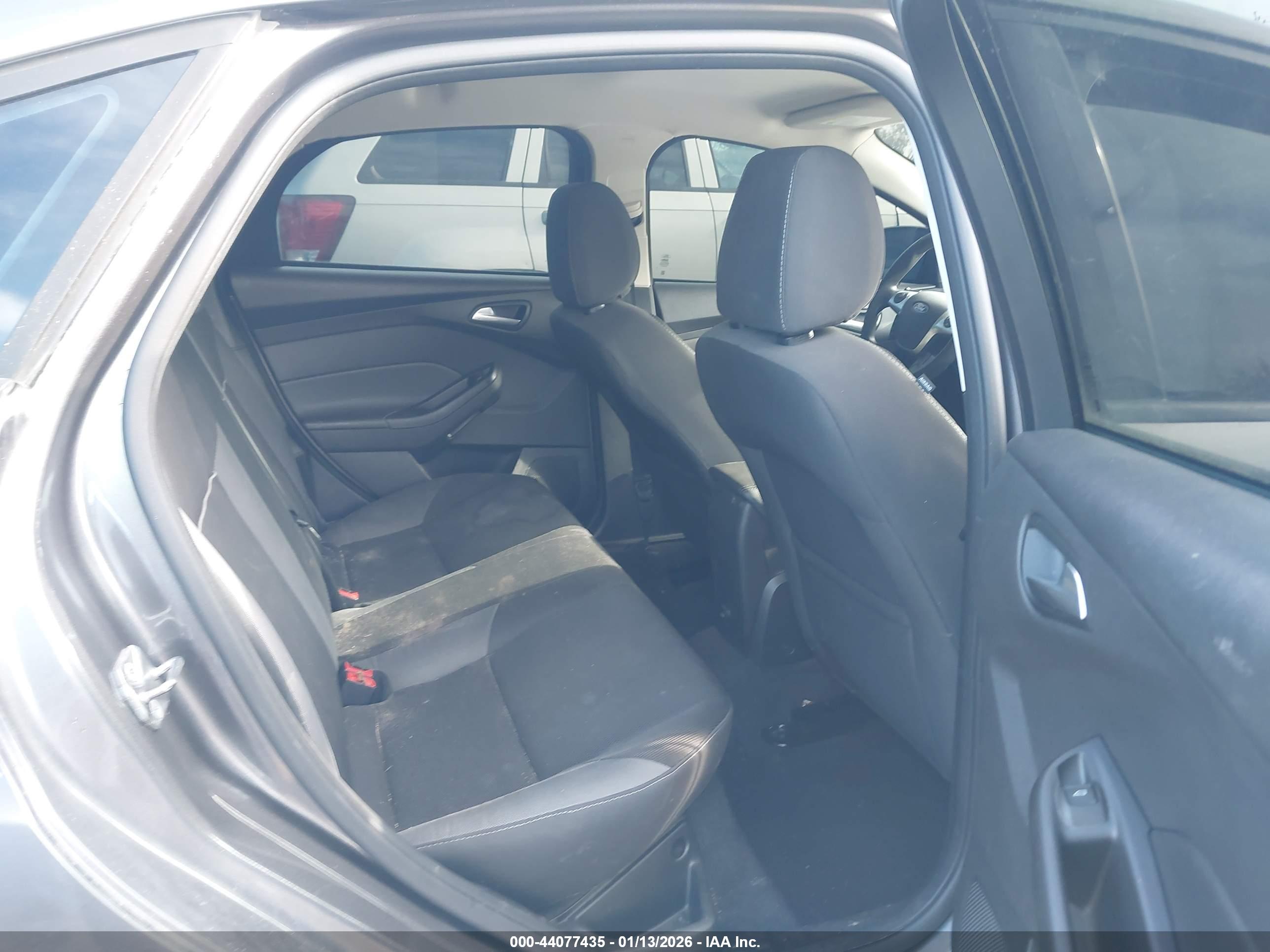 FORD FOCUS image 8