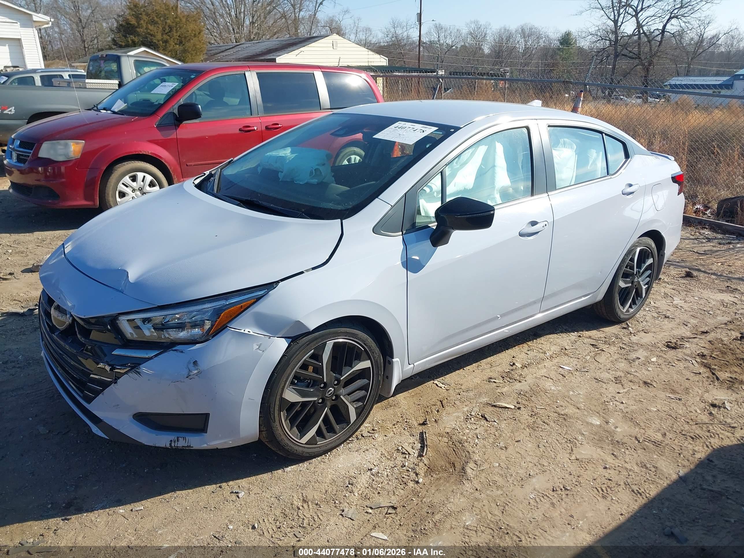 NISSAN VERSA image 2