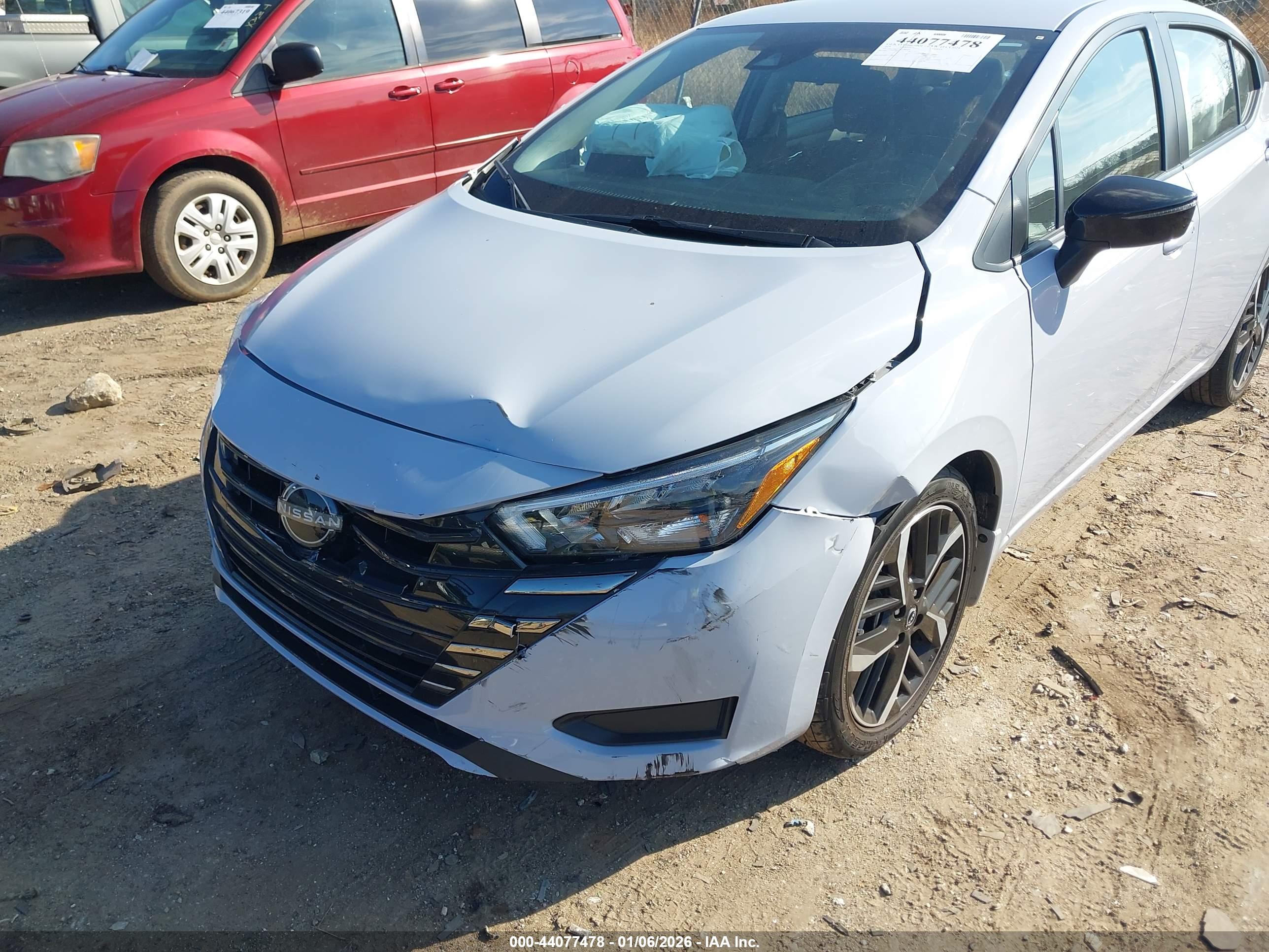 NISSAN VERSA image 6