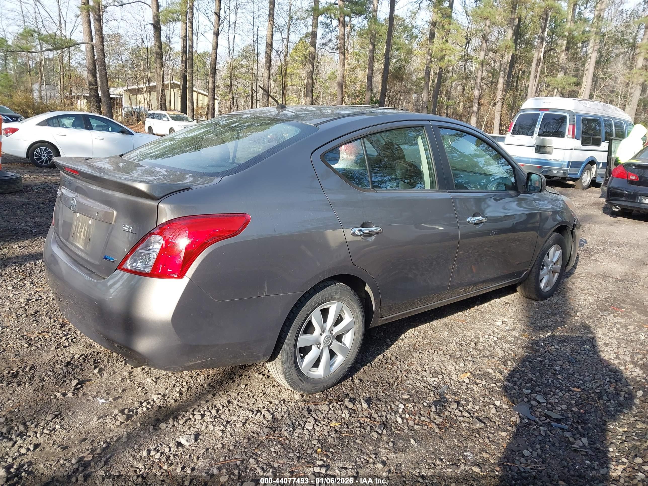 NISSAN VERSA image 4