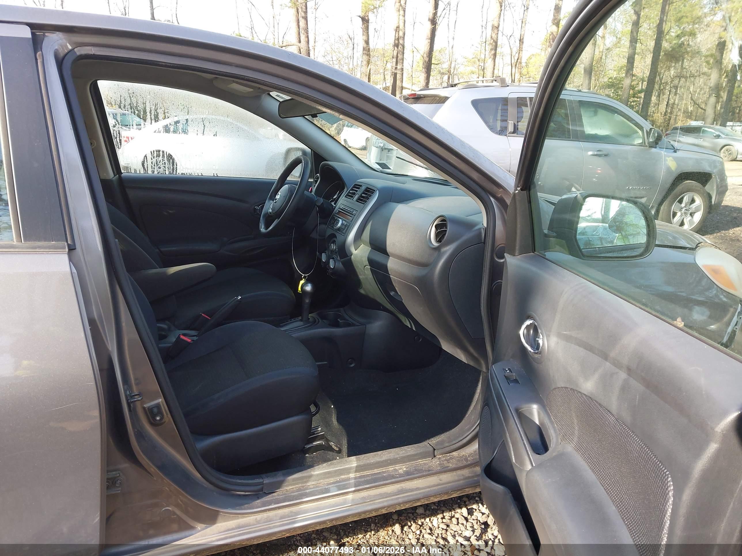 NISSAN VERSA image 5