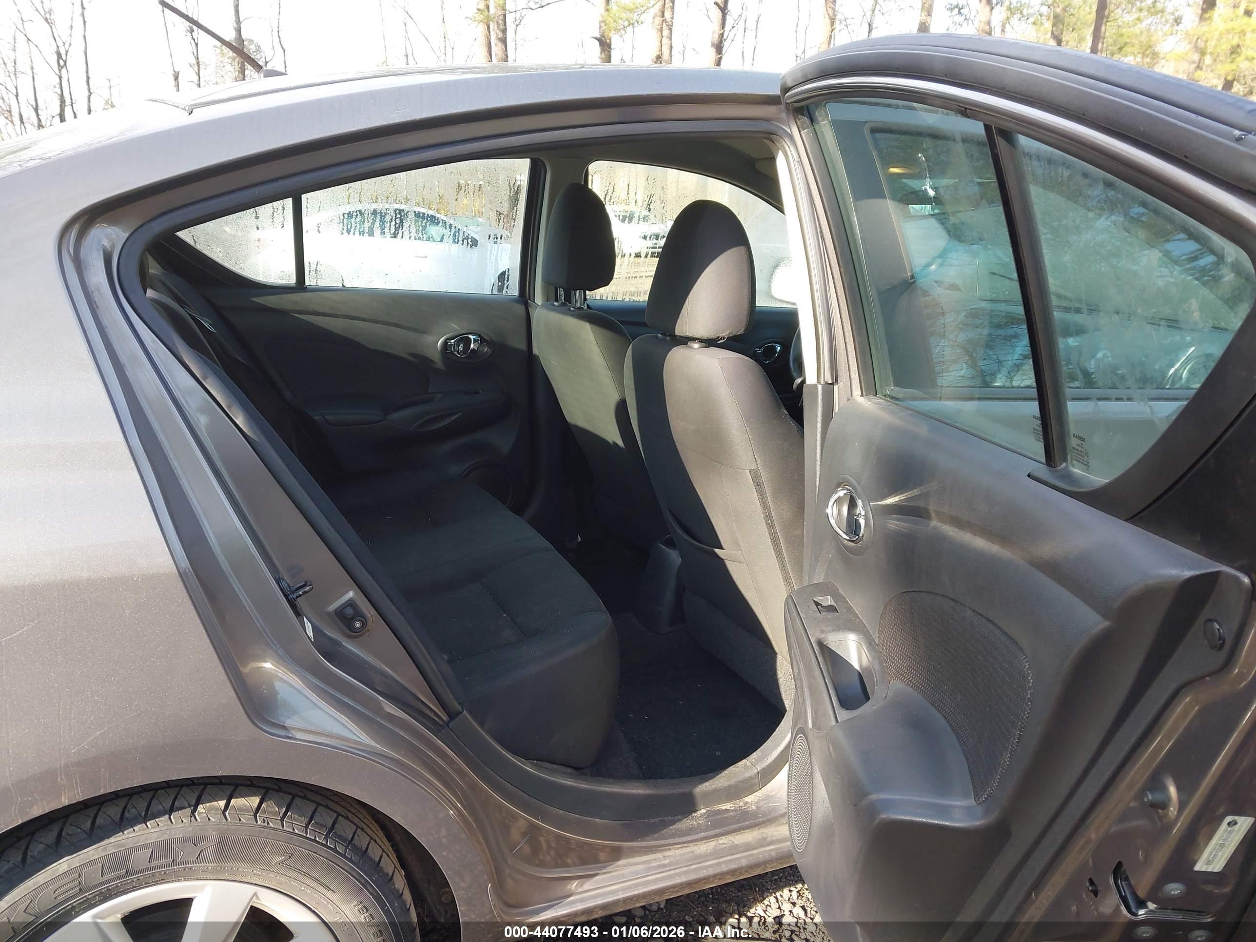 NISSAN VERSA image 8