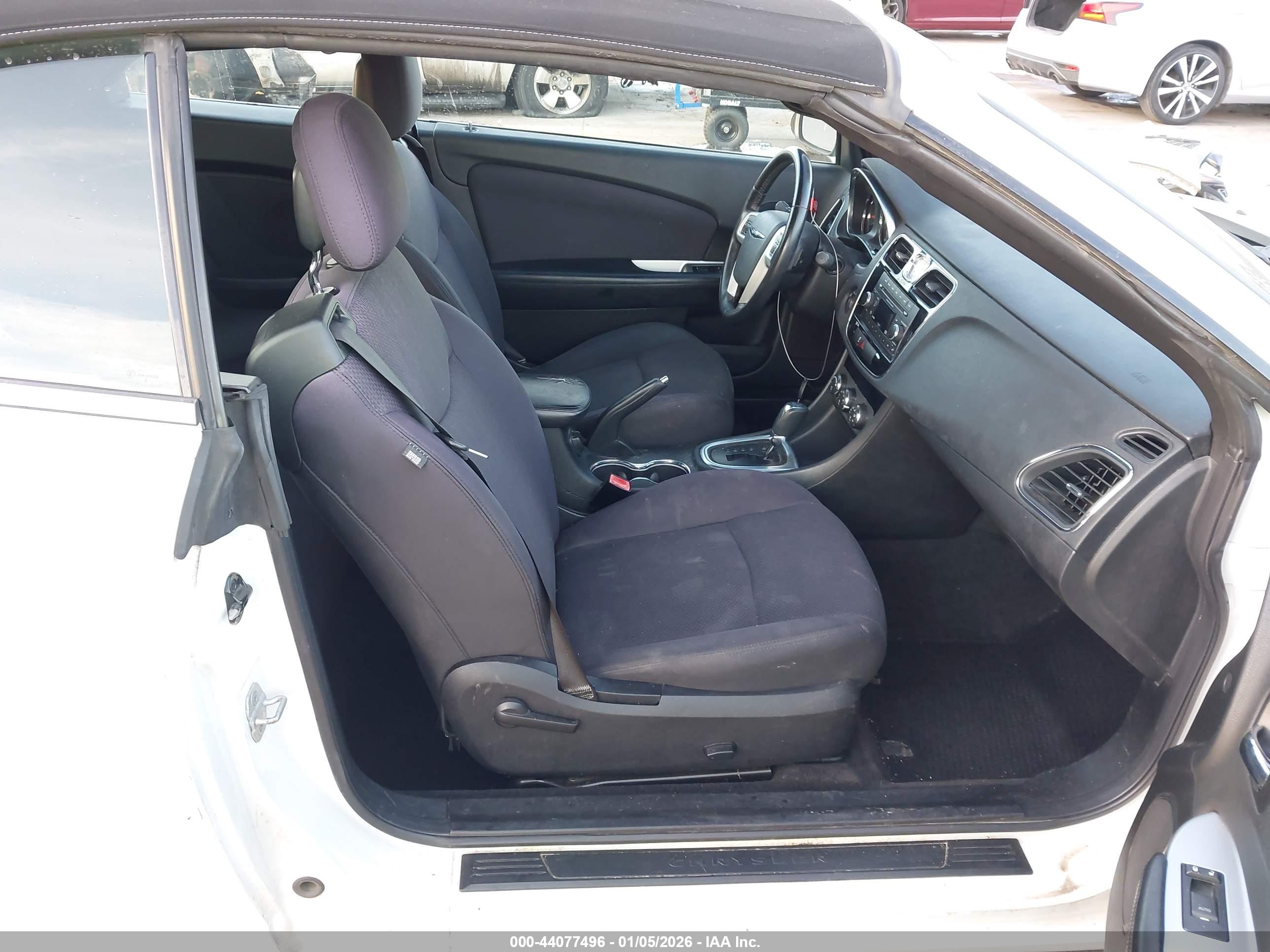 CHRYSLER 200 image 5