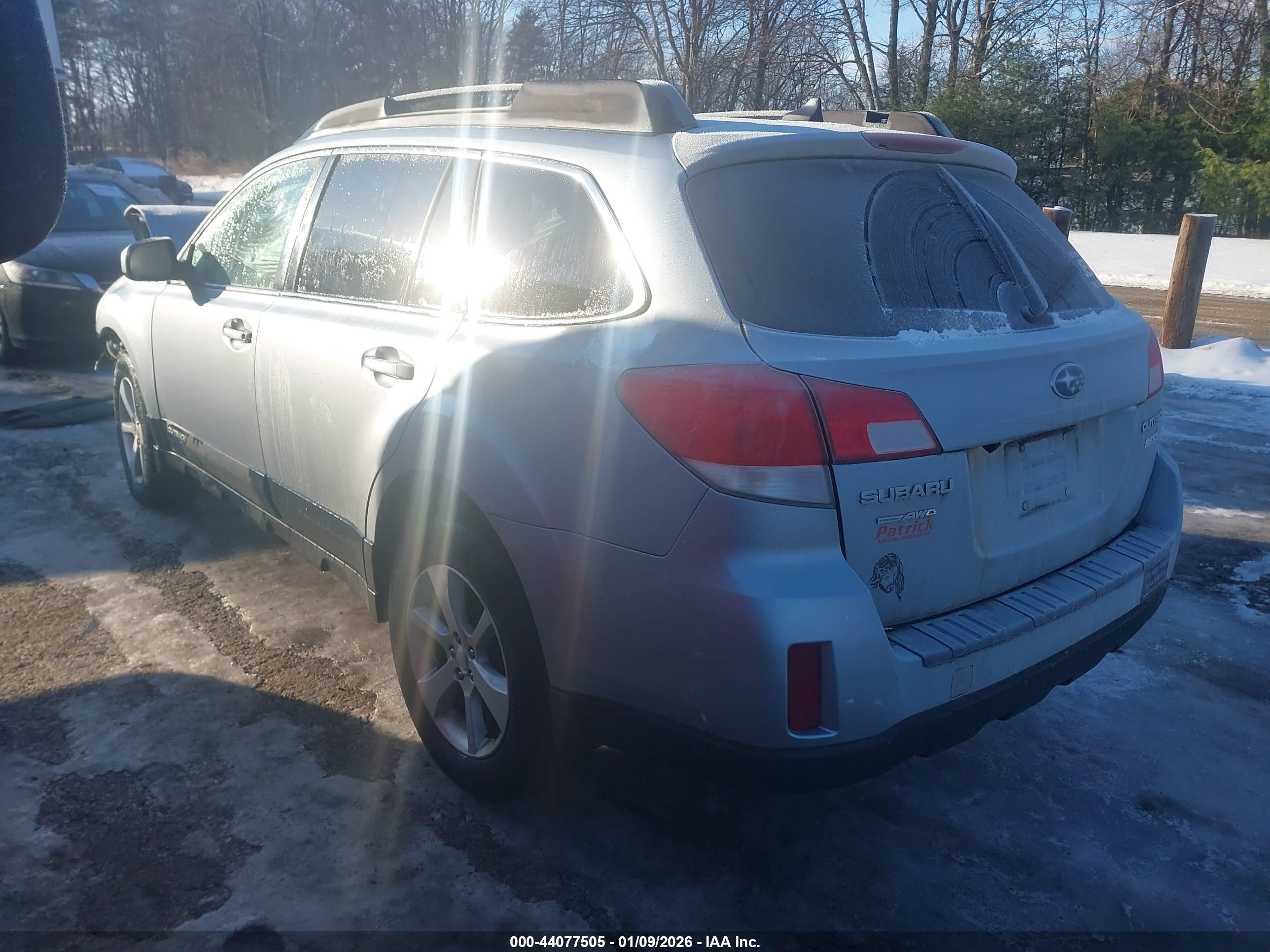 SUBARU OUTBACK image 3