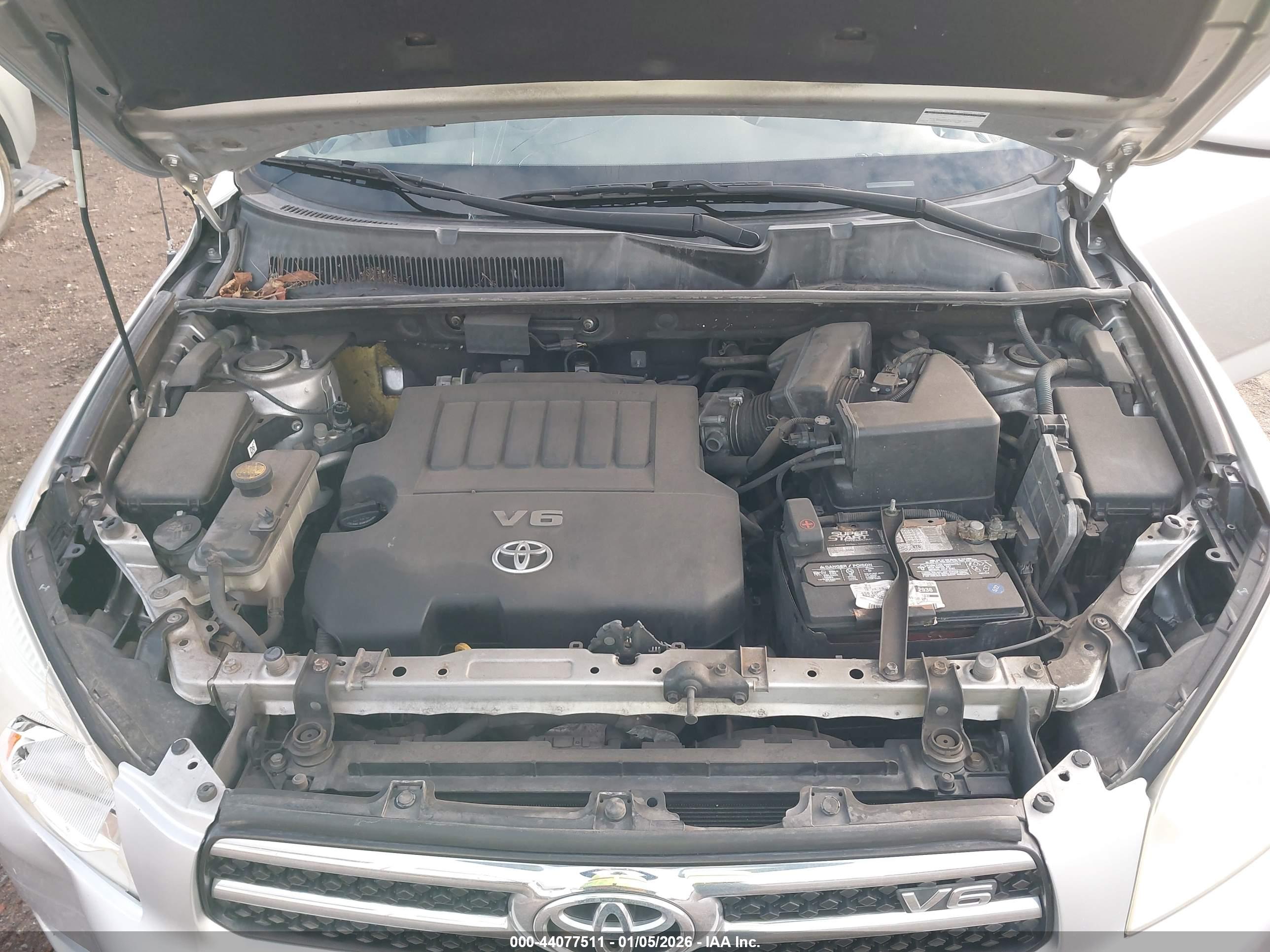 TOYOTA RAV4 image 10