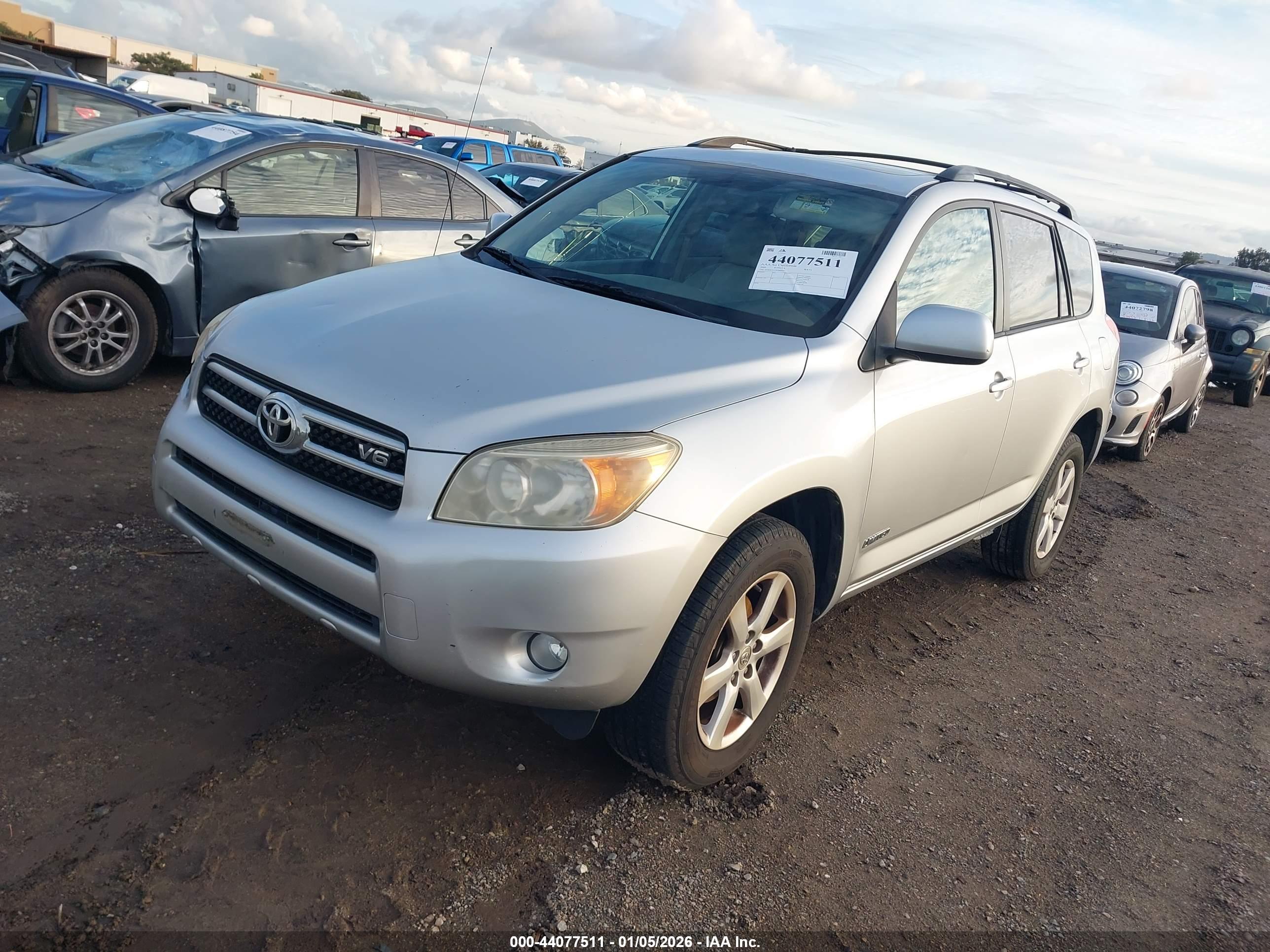 TOYOTA RAV4 image 2