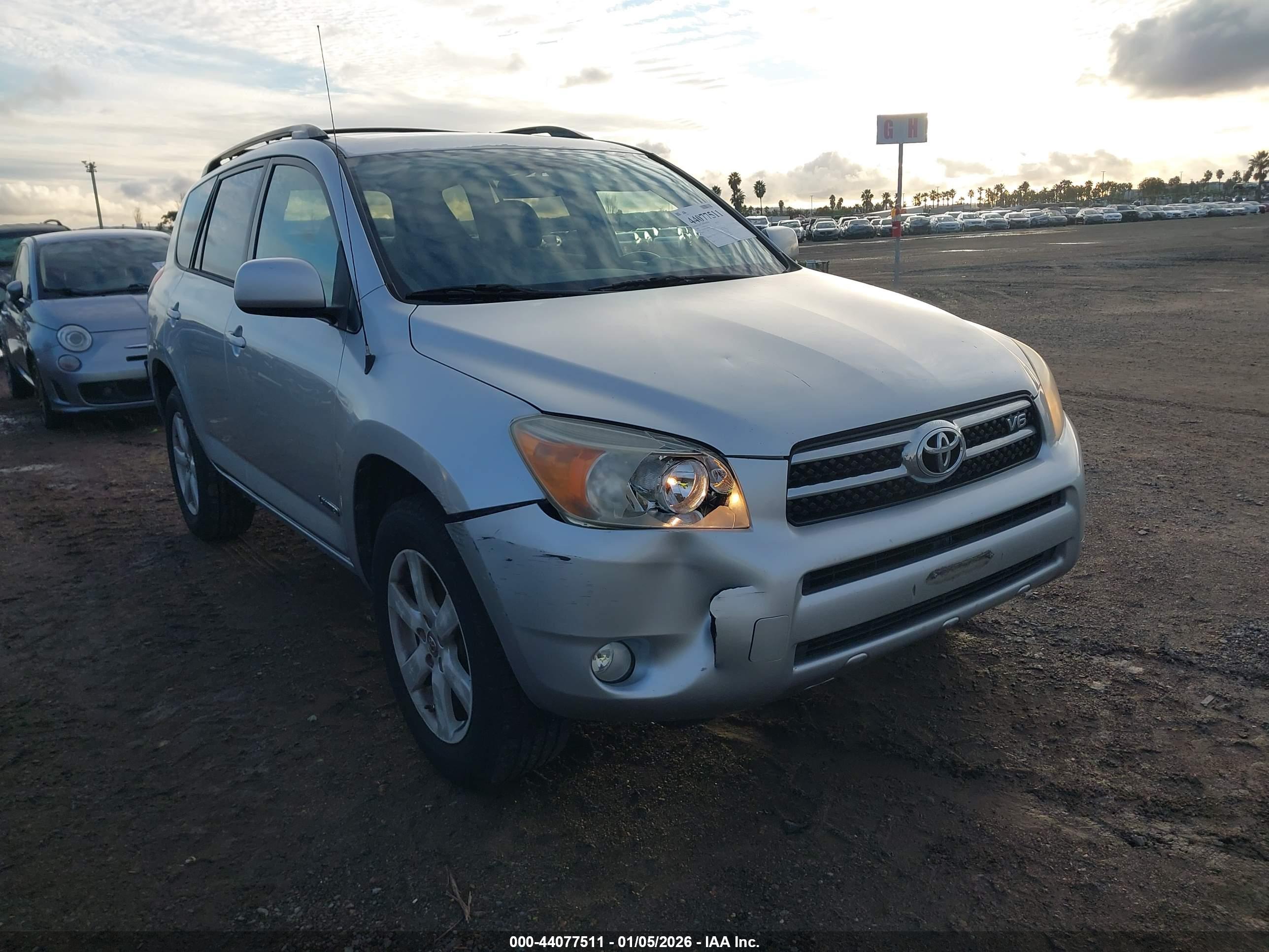 TOYOTA RAV4 image 6