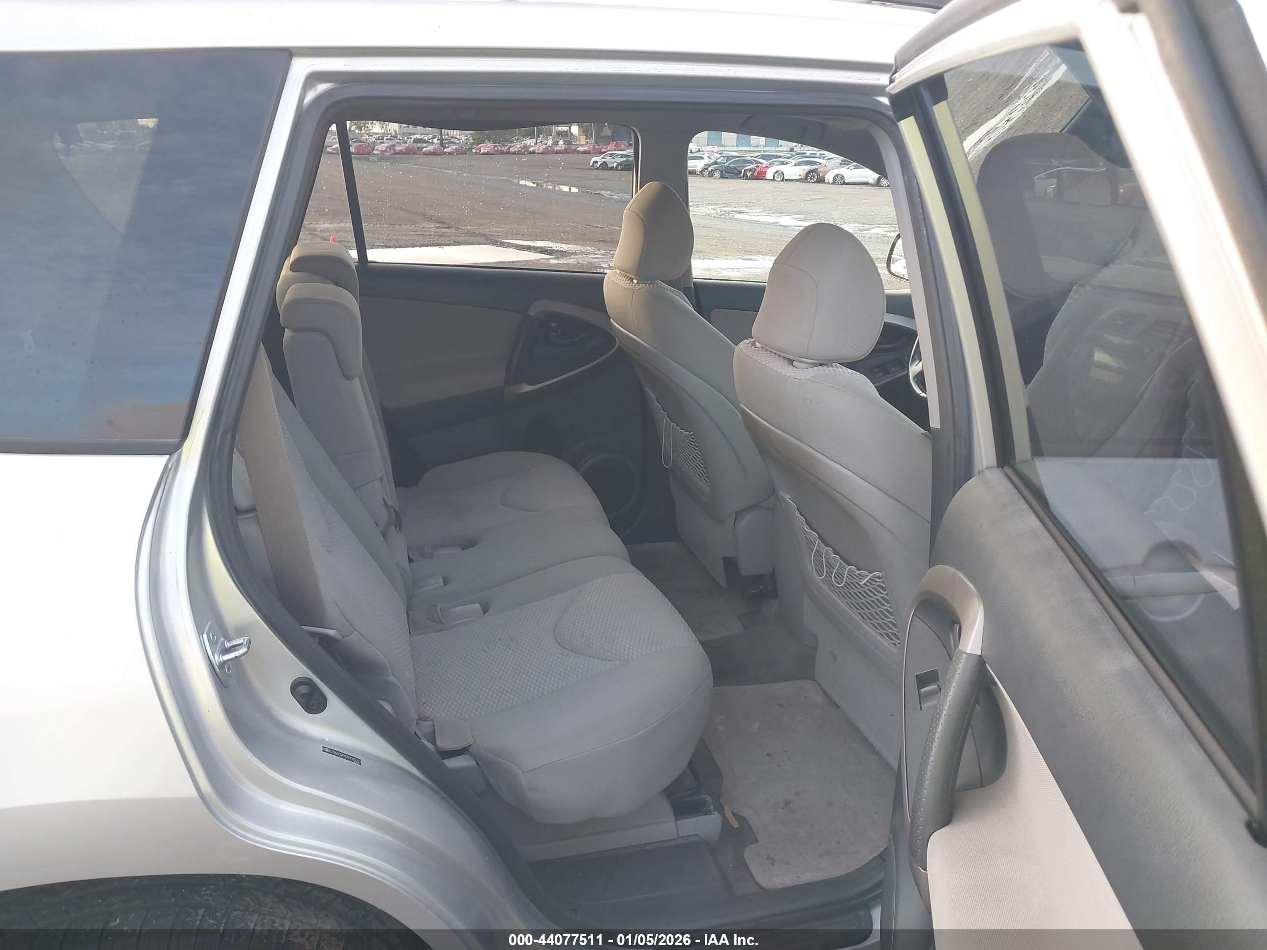 TOYOTA RAV4 image 8