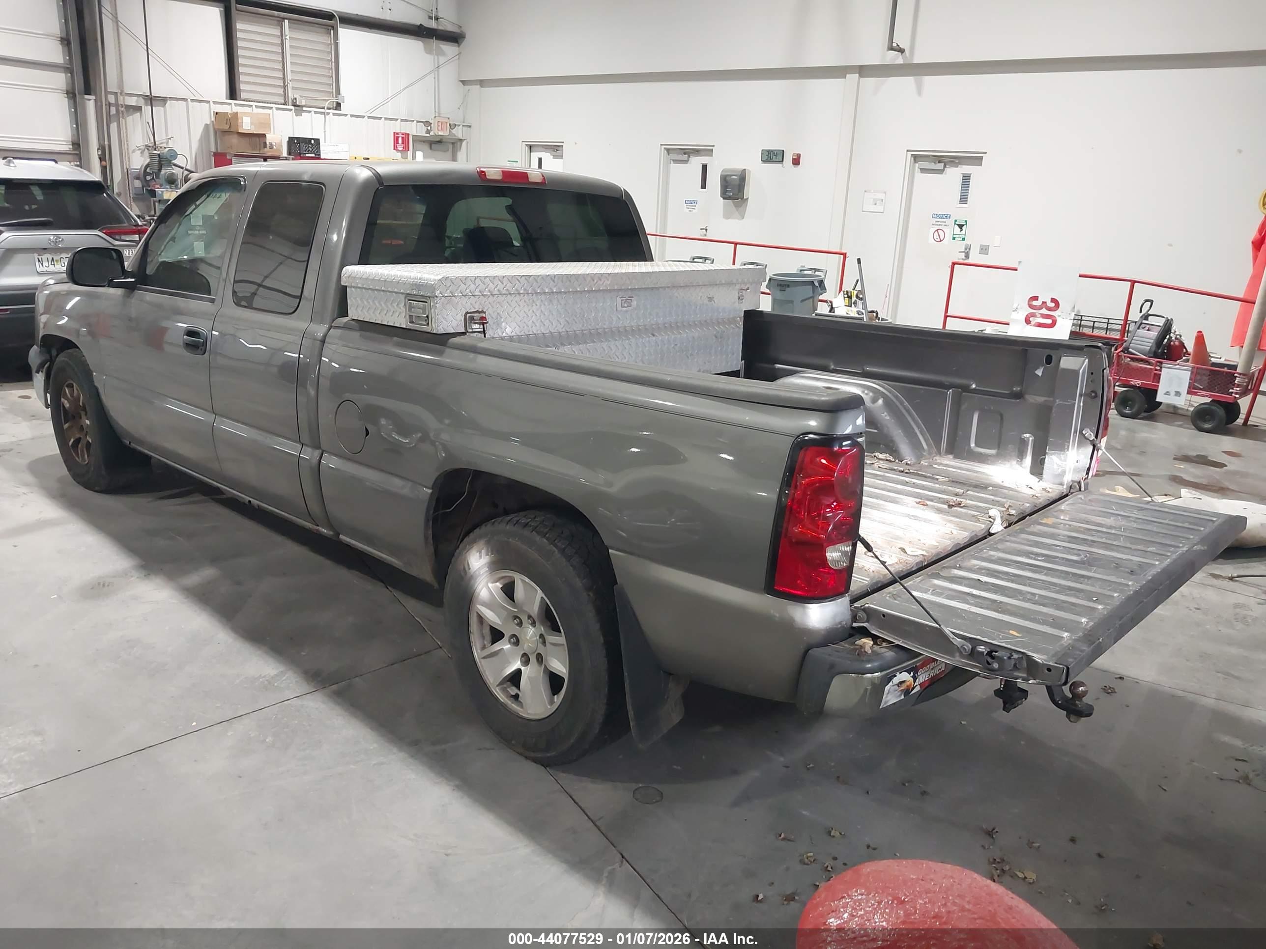 CHEVROLET SILVERADO image 3