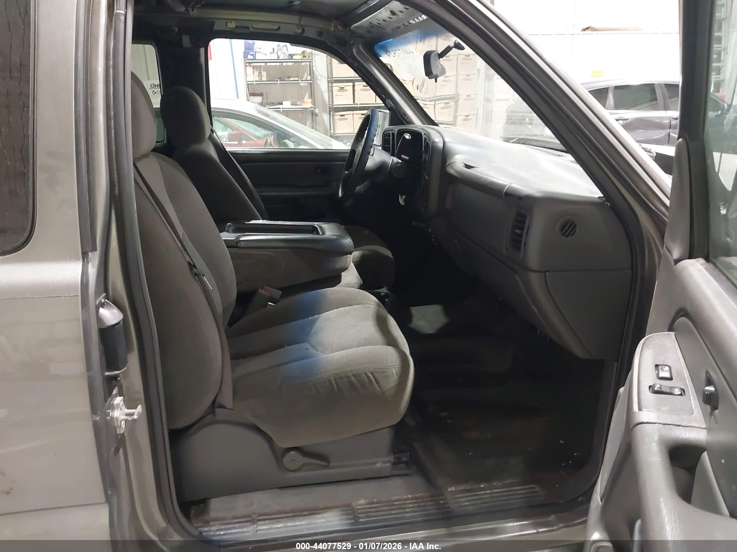 CHEVROLET SILVERADO image 5