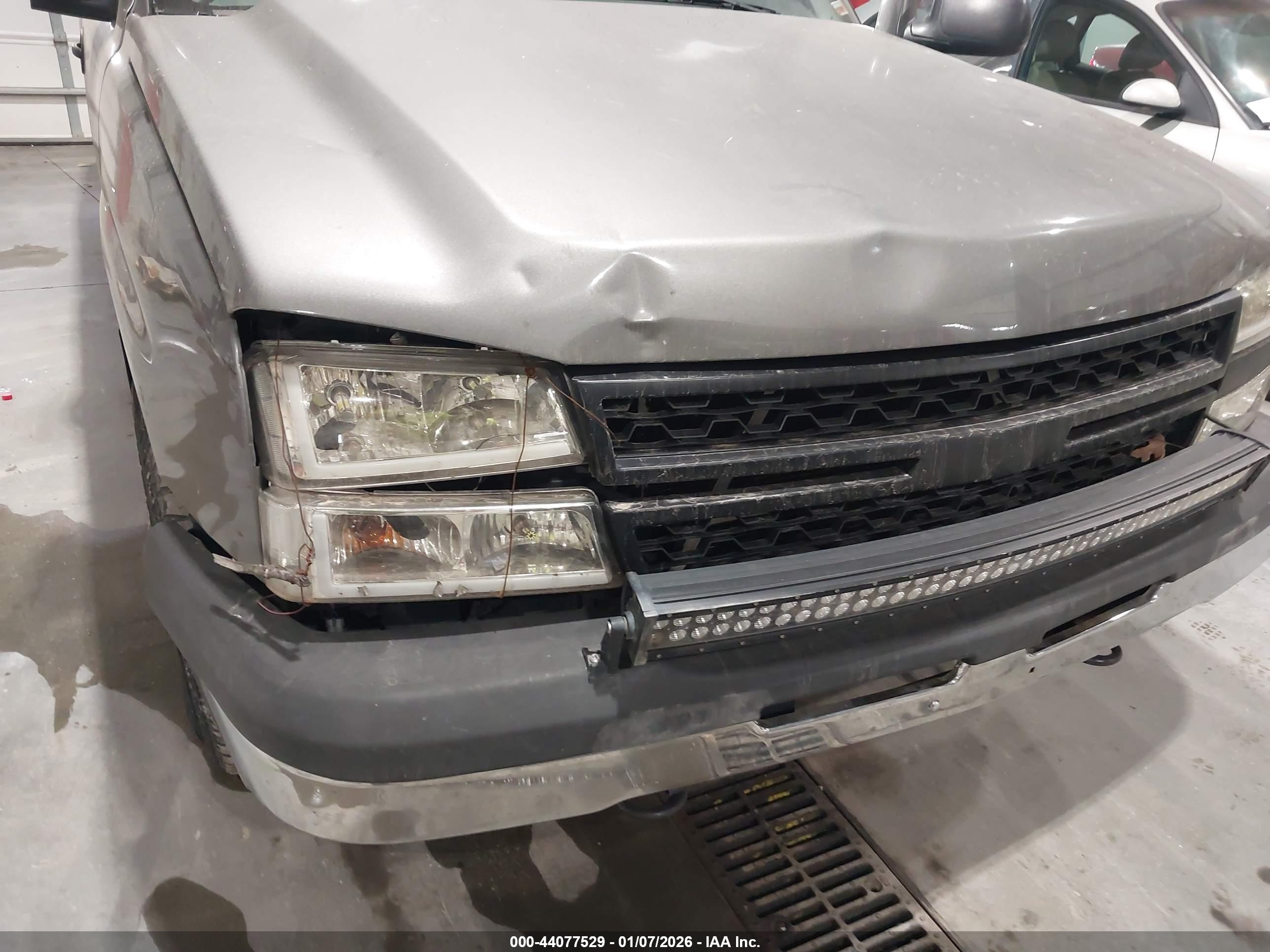 CHEVROLET SILVERADO image 6
