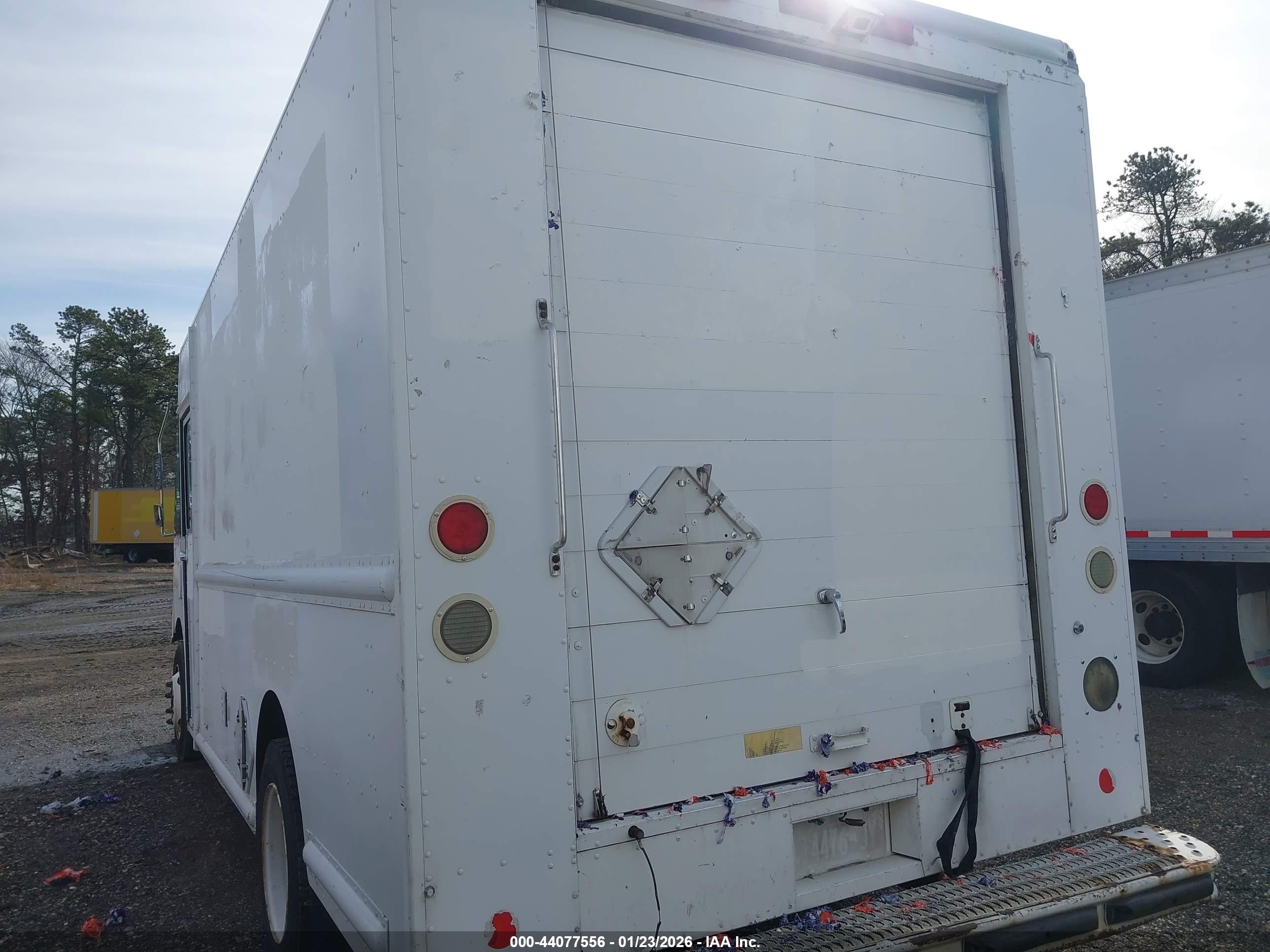 FREIGHTLINER CHASSIS image 3