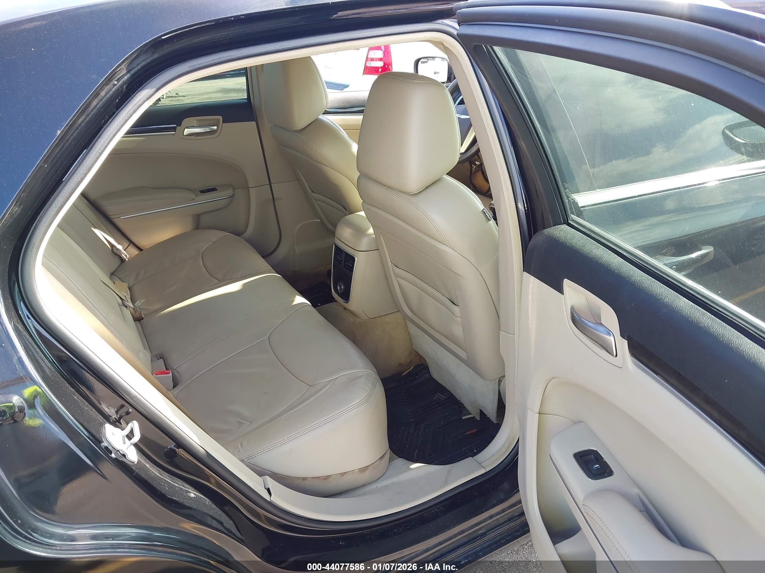 CHRYSLER 300 image 8