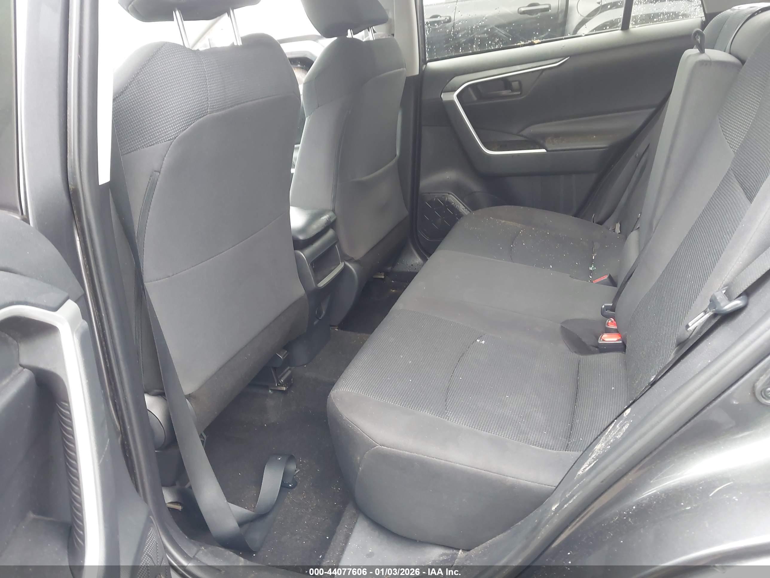 TOYOTA RAV4 image 8