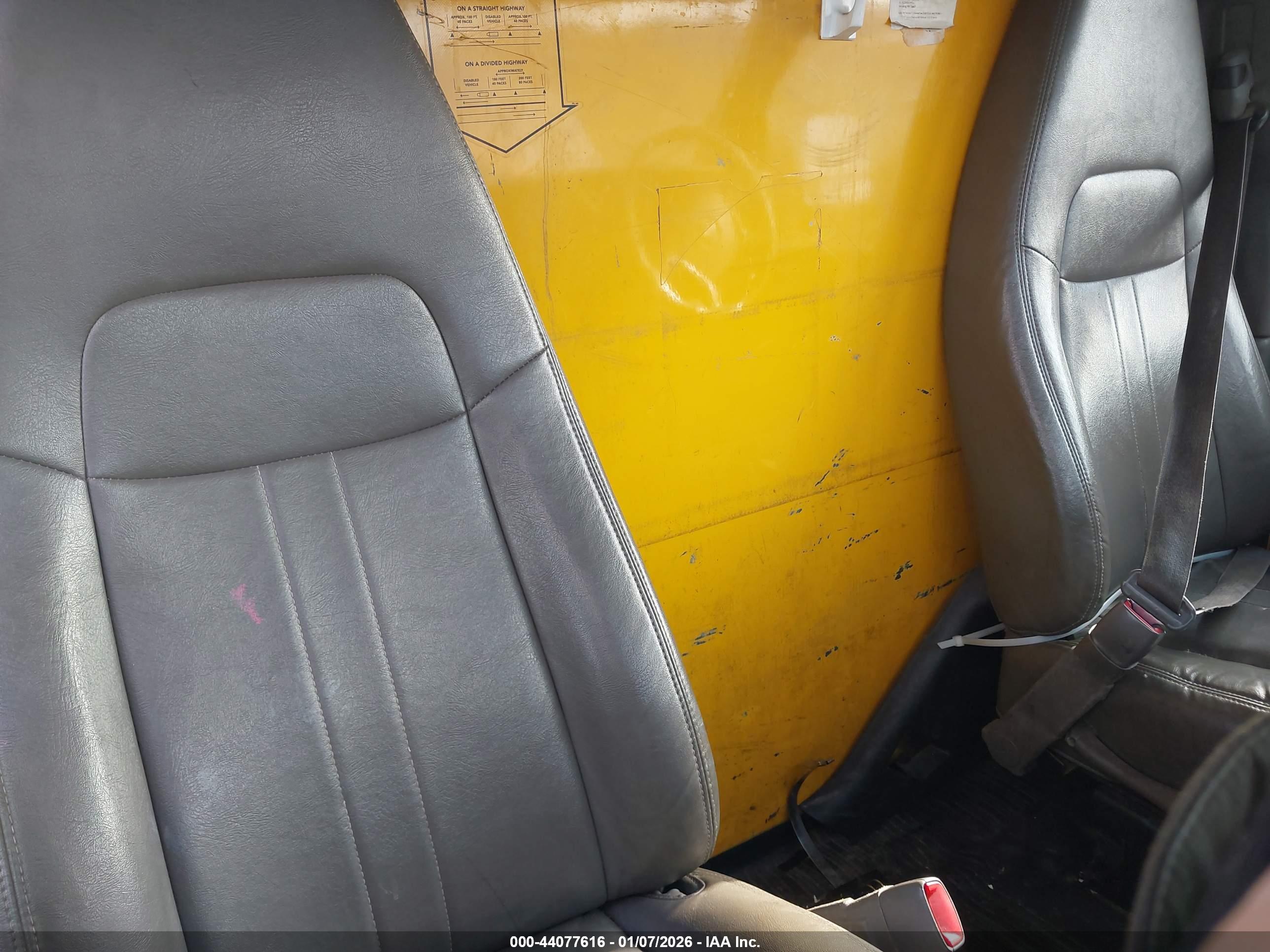 GMC SAVANA image 8