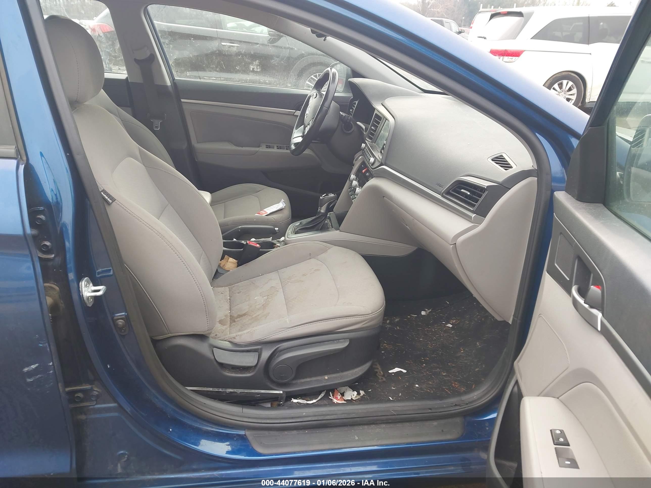 HYUNDAI ELANTRA image 5