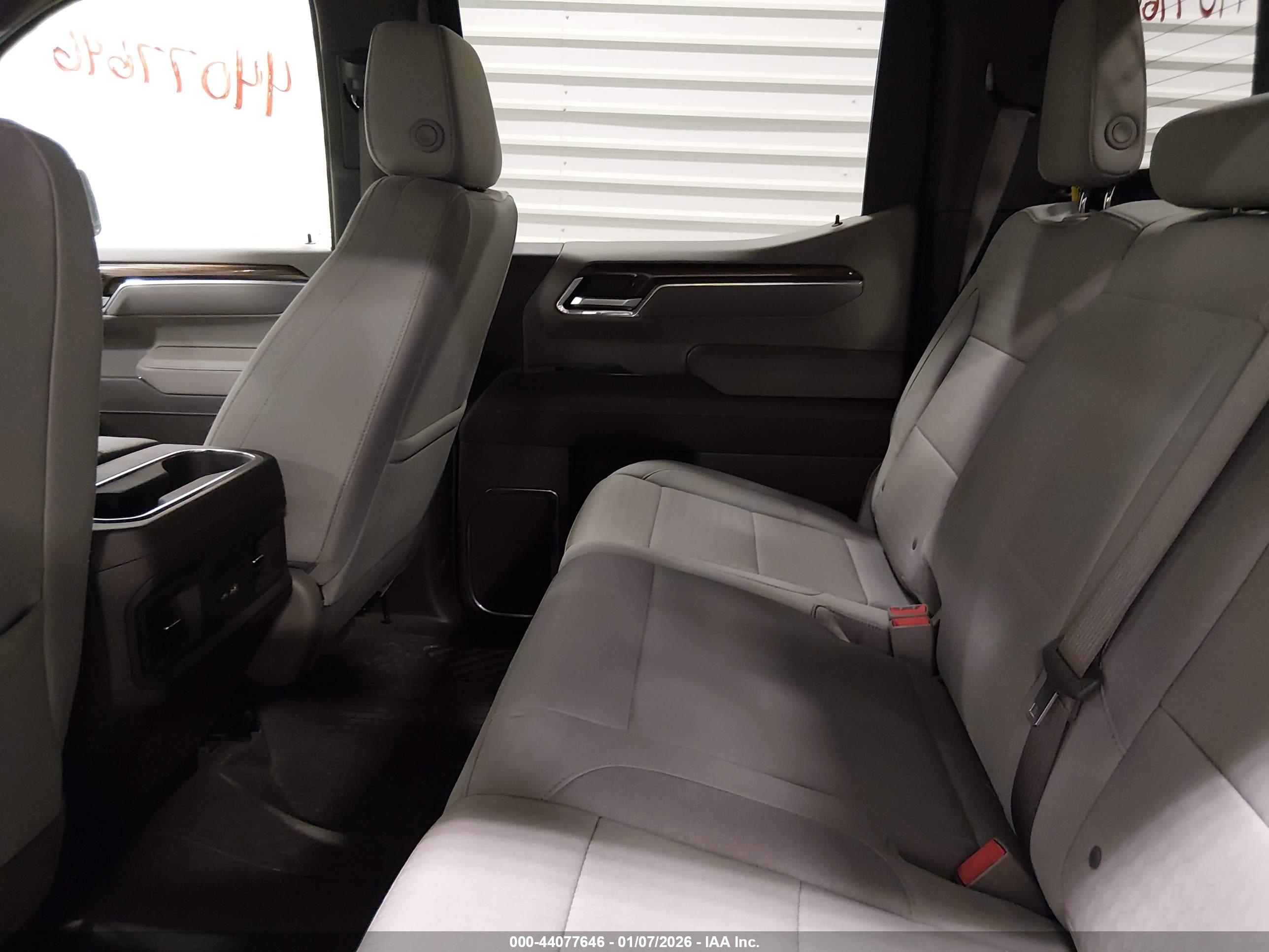 CHEVROLET SILVERADO image 7