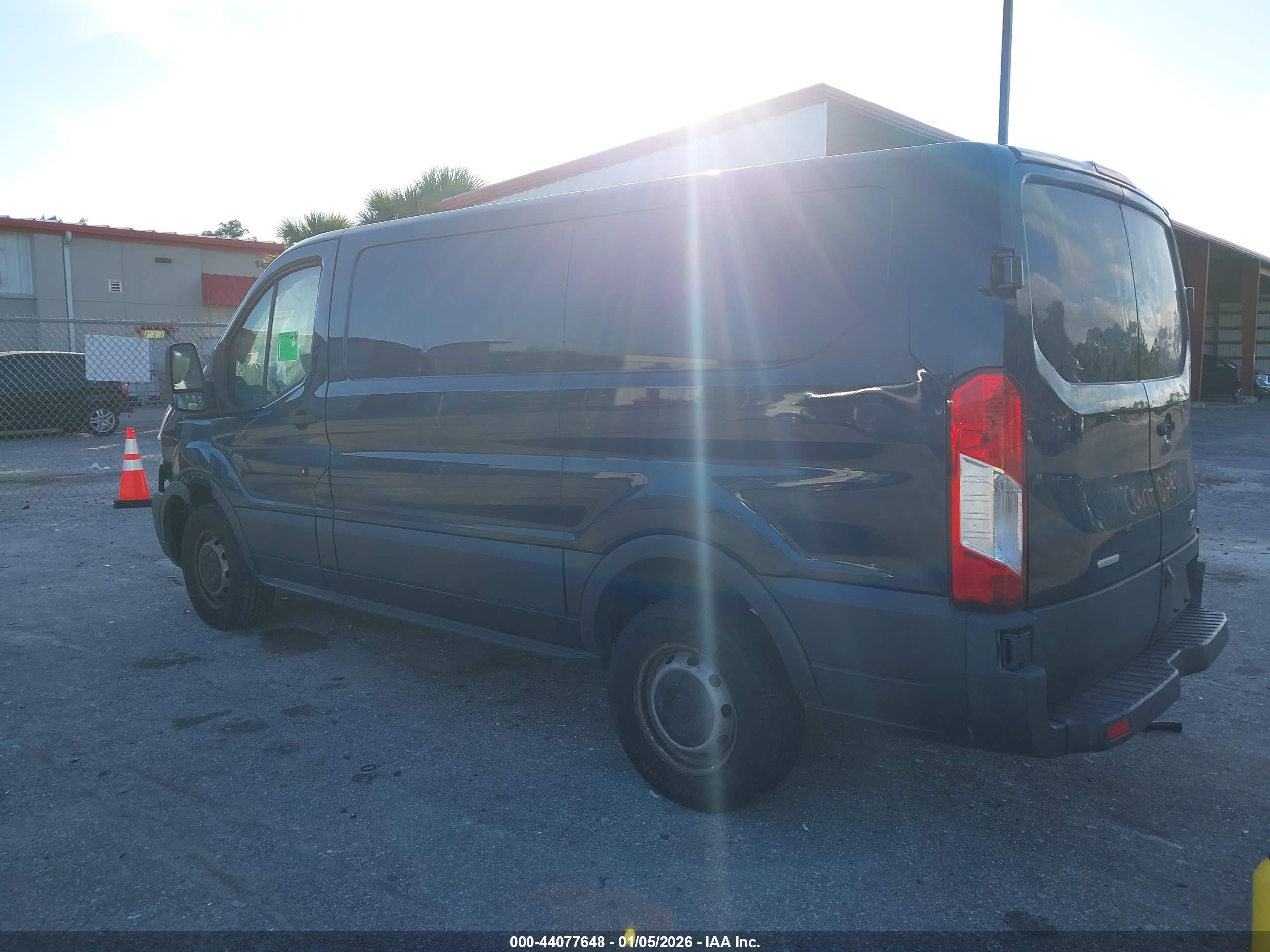 FORD TRANSIT-250 image 3