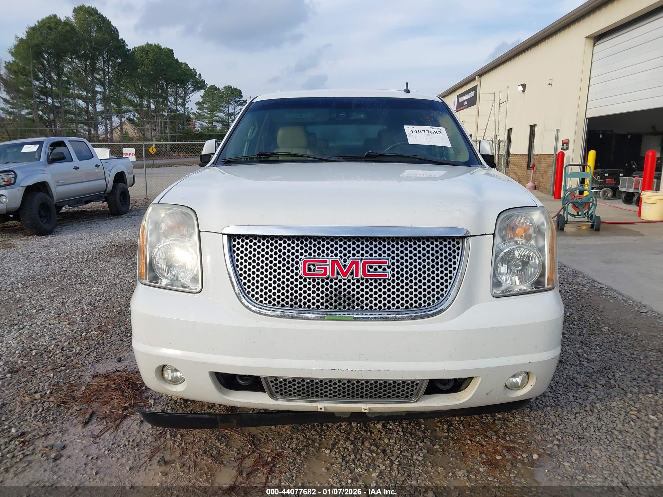 GMC YUKON image 6