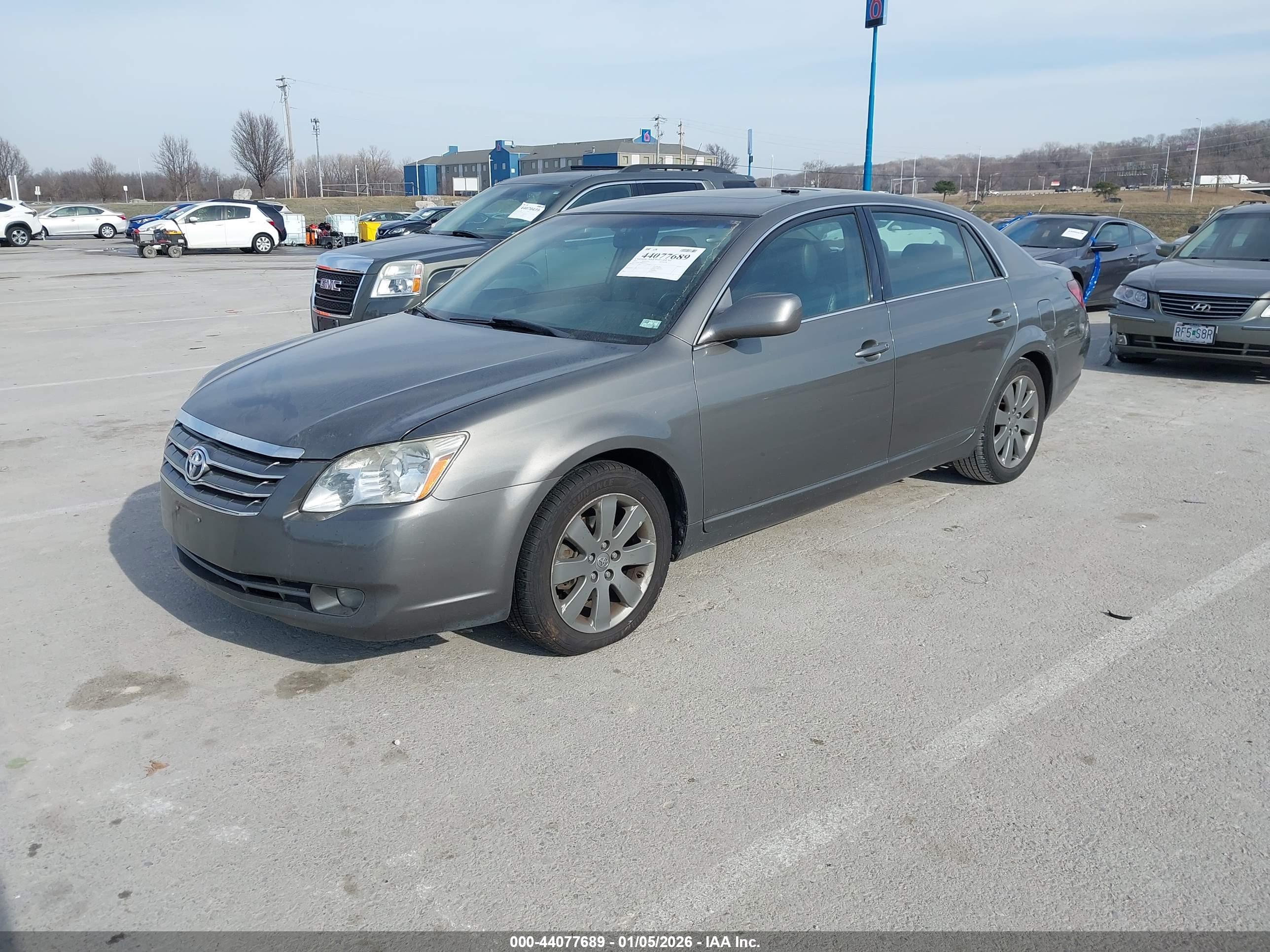 TOYOTA AVALON image 2