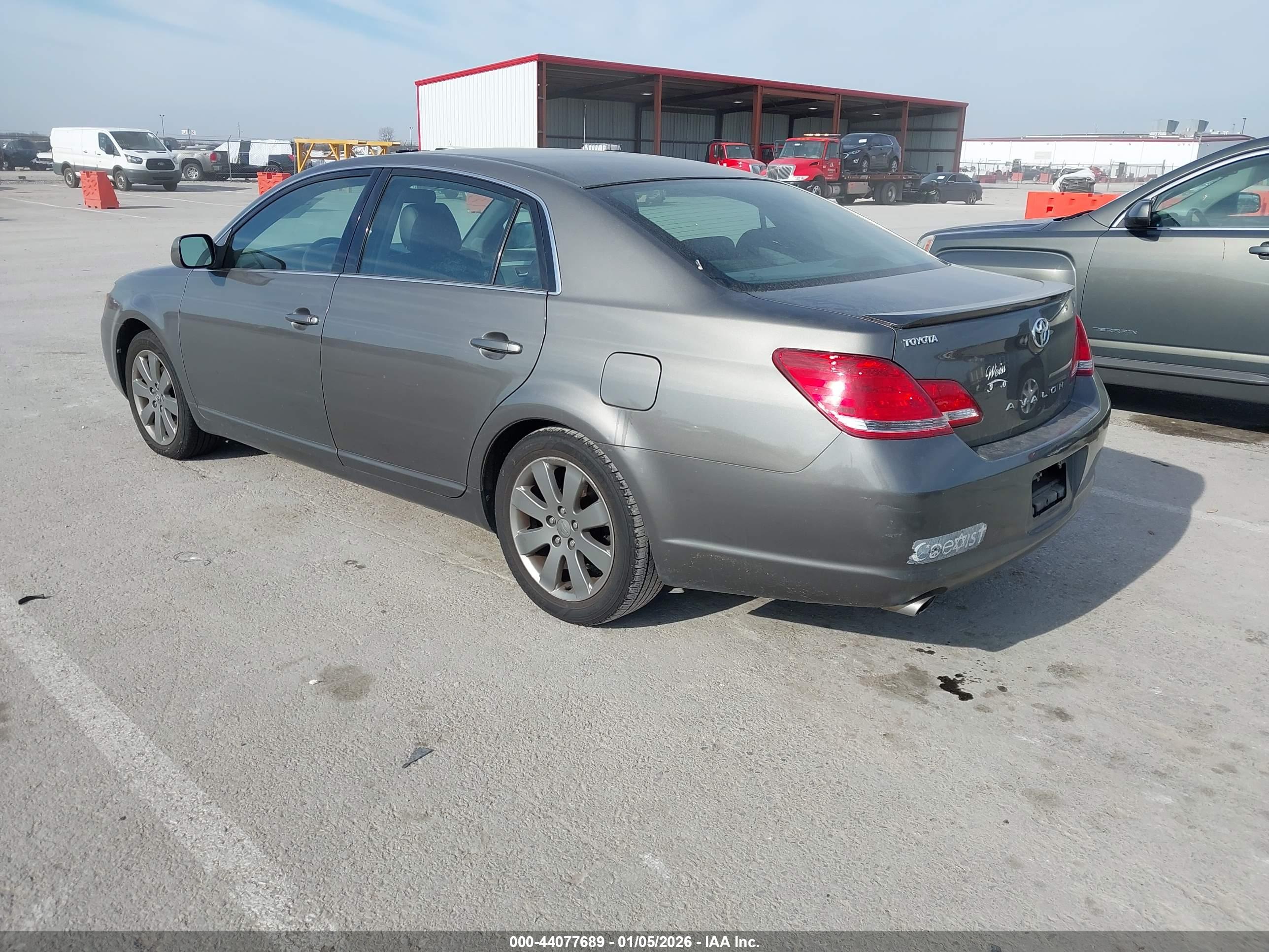 TOYOTA AVALON image 3