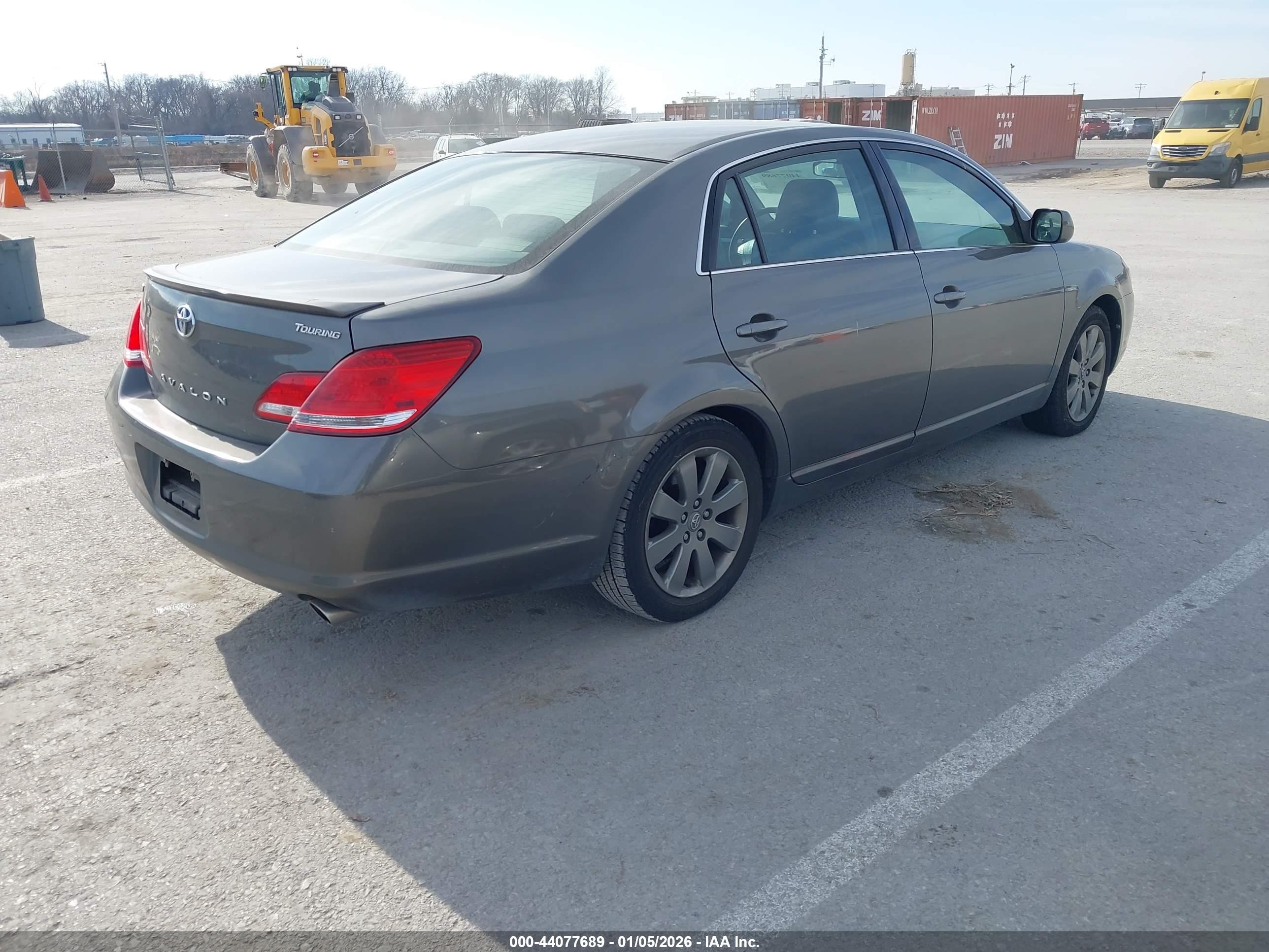 TOYOTA AVALON image 4