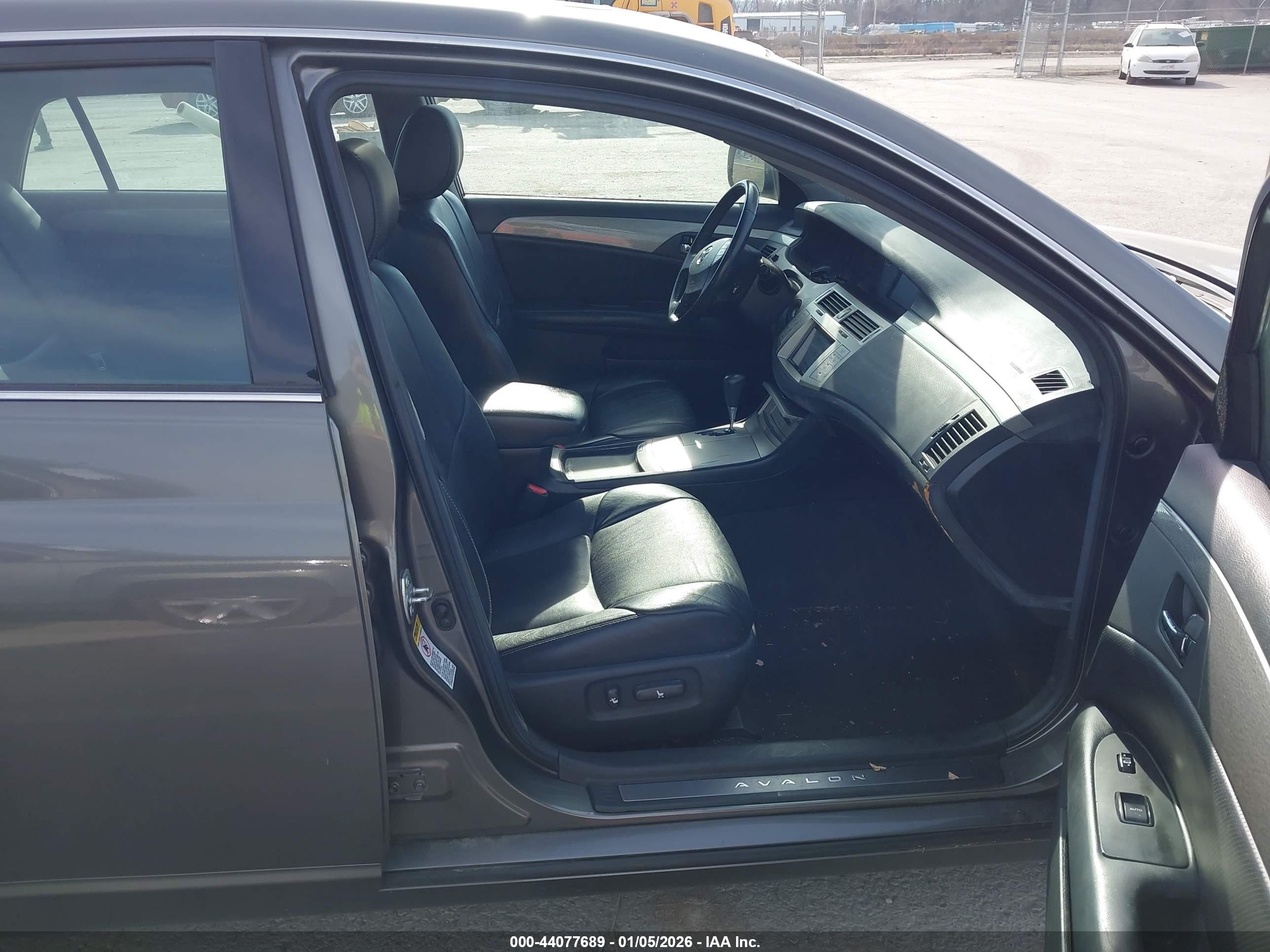 TOYOTA AVALON image 5