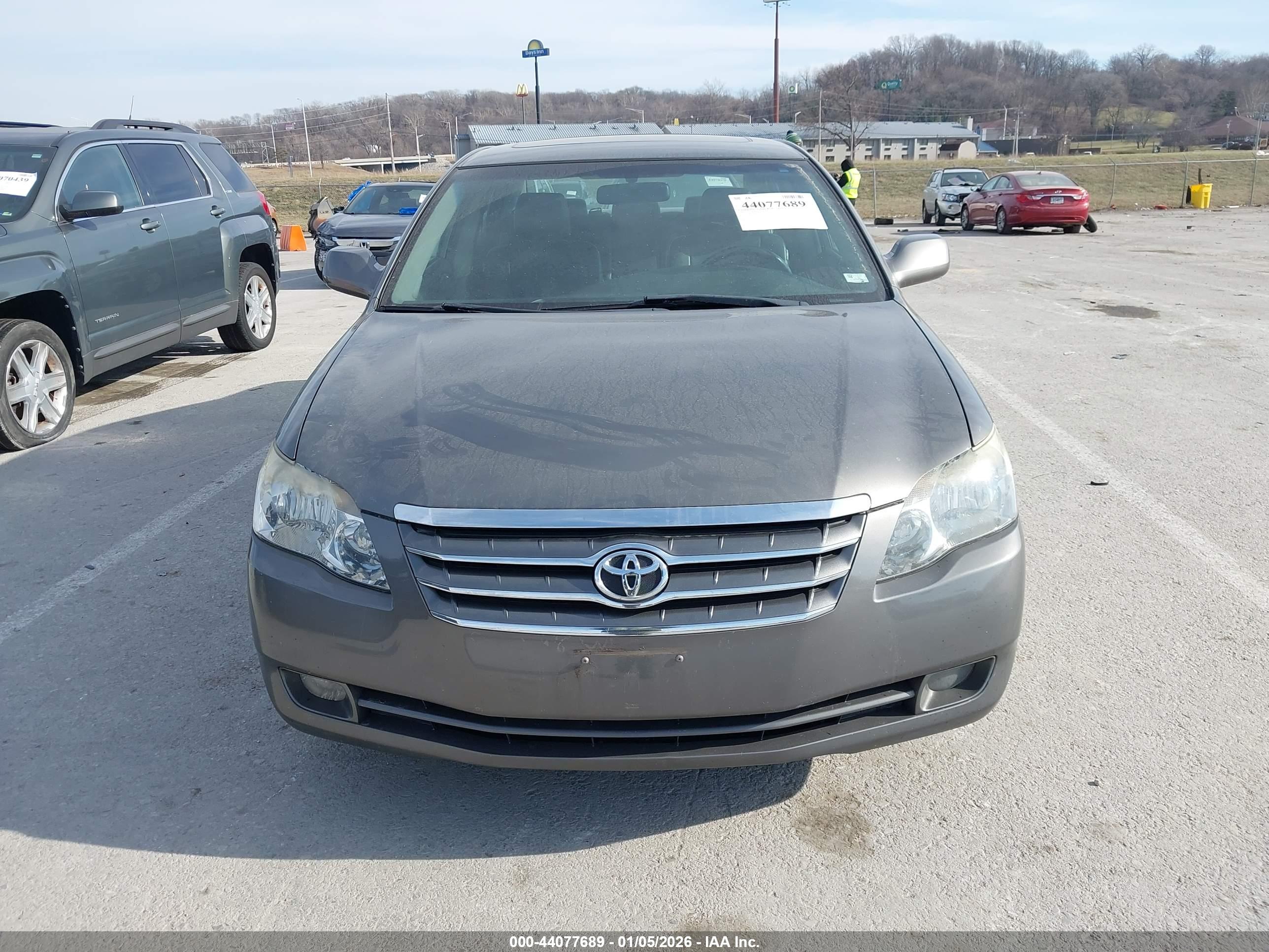 TOYOTA AVALON image 6