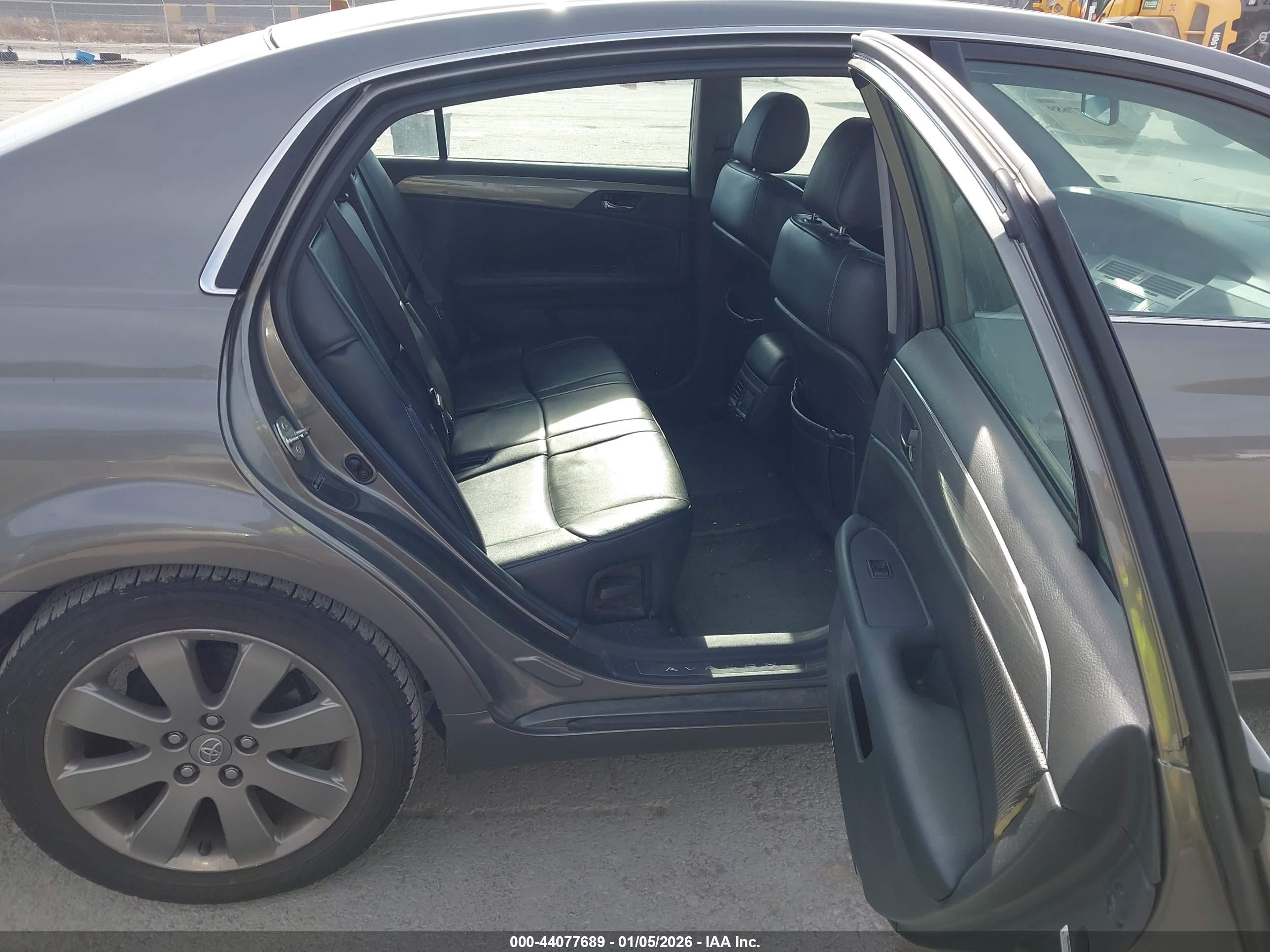 TOYOTA AVALON image 8